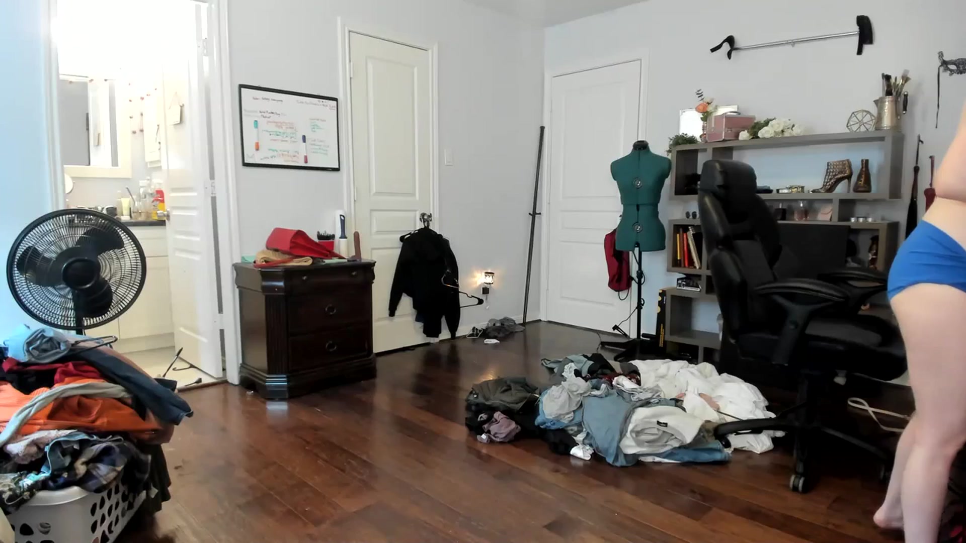 Gallery image thumbnail from Bunnydathug's myfreecams stream on, 11/20/2023, 17:26 image 7 of 20