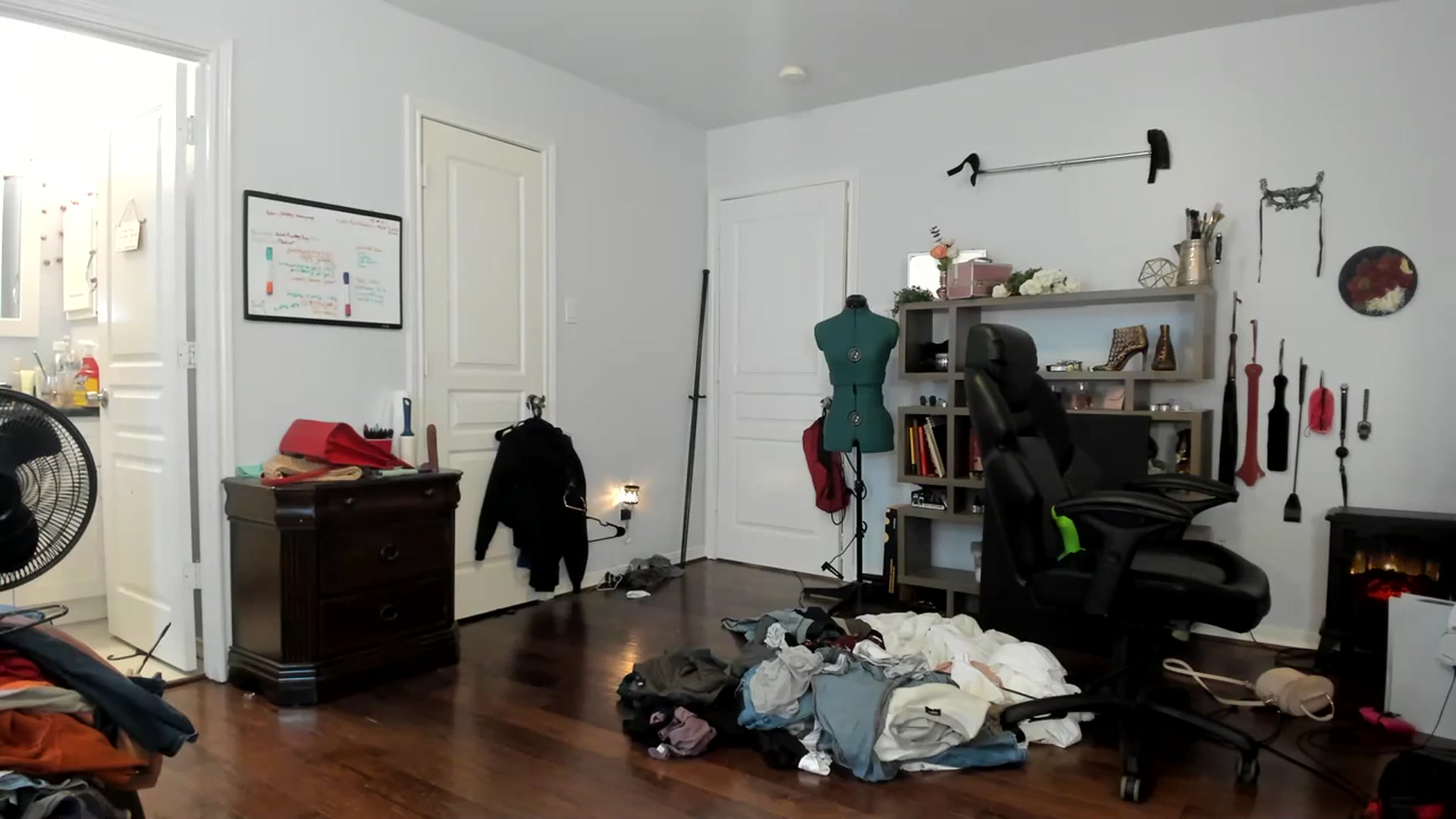 Gallery image thumbnail from Bunnydathug's myfreecams stream on, 11/20/2023, 17:26 image 4 of 20
