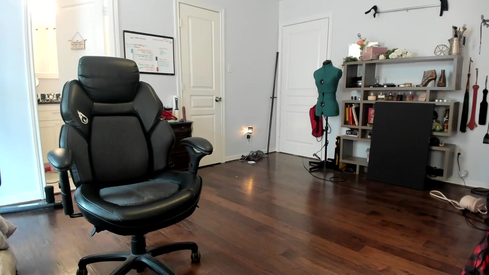 Gallery image thumbnail from Bunnydathug's myfreecams stream on, 11/20/2023, 18:41 image 14 of 20