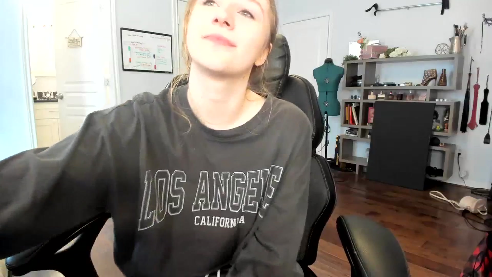 Gallery image thumbnail from Bunnydathug's myfreecams stream on, 11/20/2023, 18:41 image 6 of 20
