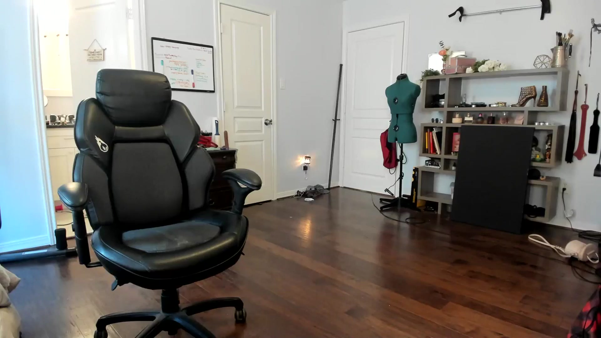Gallery image thumbnail from Bunnydathug's myfreecams stream on, 11/20/2023, 18:41 image 16 of 20