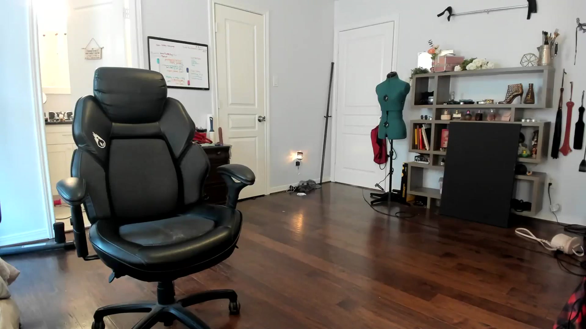 Gallery image thumbnail from Bunnydathug's myfreecams stream on, 11/20/2023, 18:41 image 15 of 20