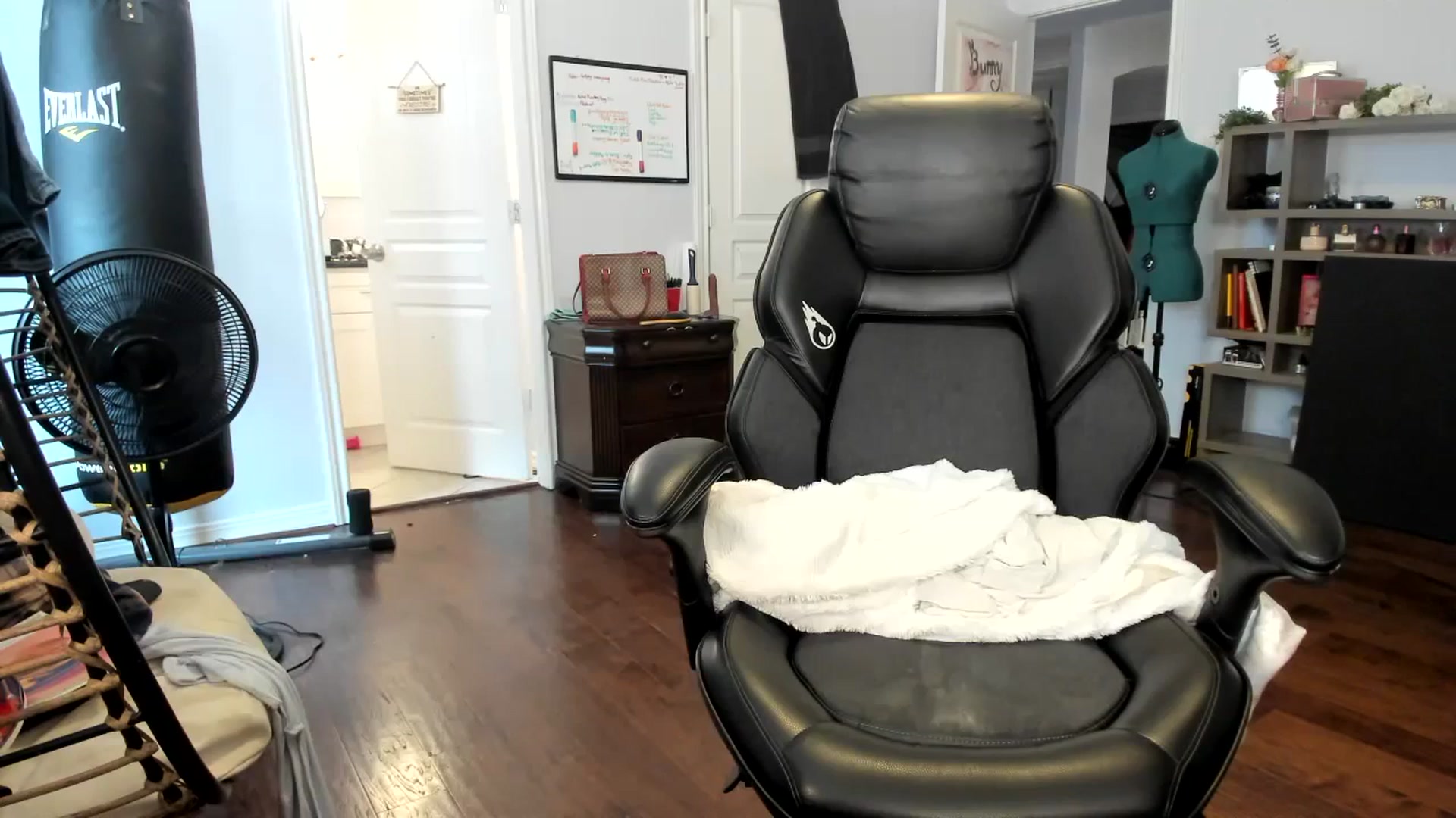Gallery image thumbnail from Bunnydathug's myfreecams stream on, 11/21/2023, 16:49 image 7 of 20