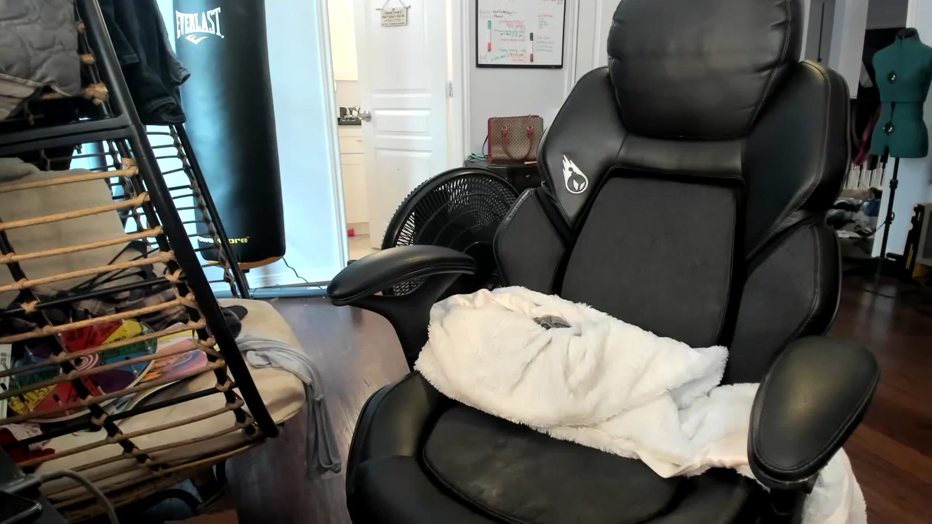Gallery image thumbnail from Bunnydathug's myfreecams stream on, 11/21/2023, 18:23 image 15 of 20