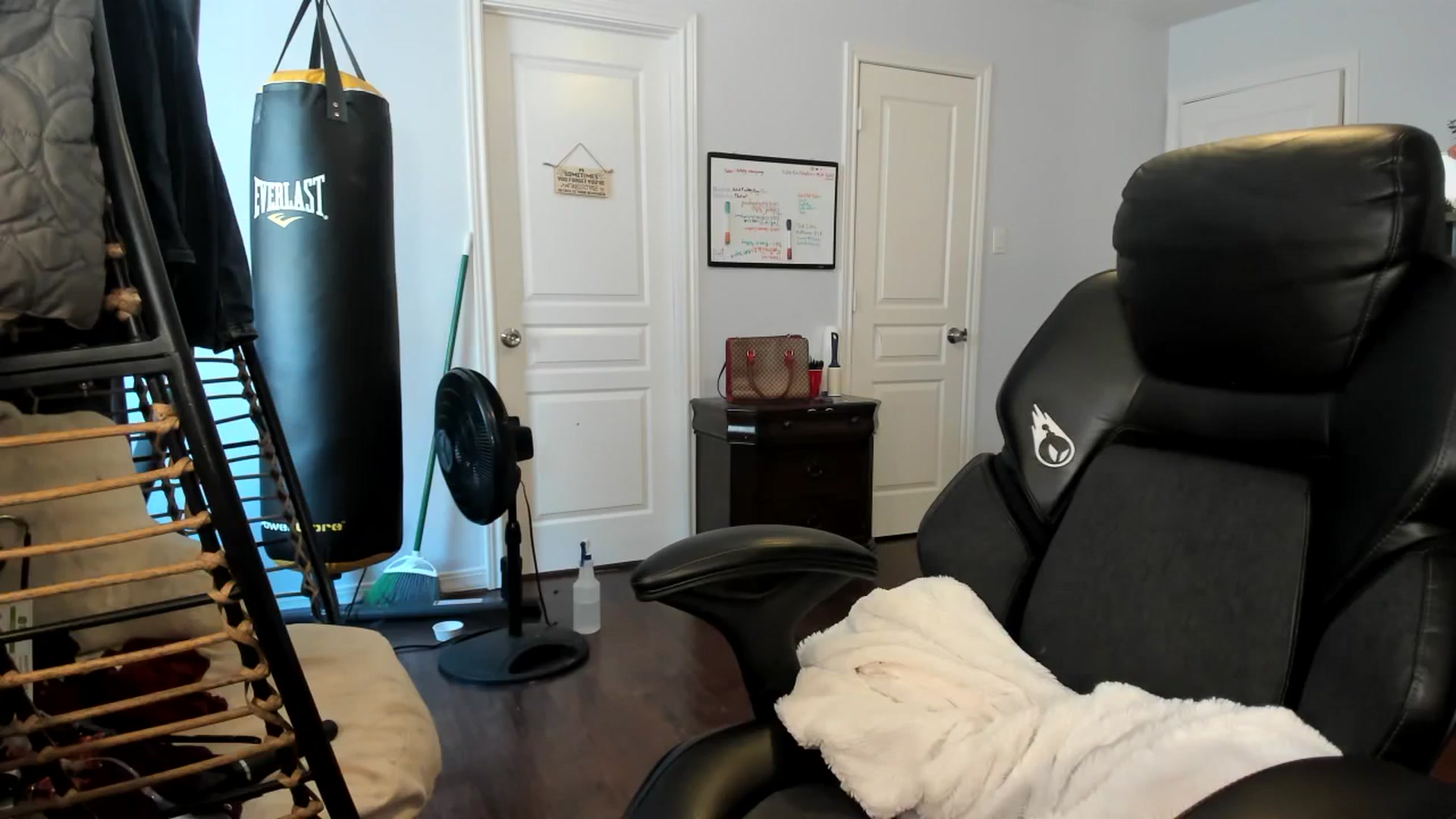 Gallery image thumbnail from Bunnydathug's myfreecams stream on, 11/22/2023, 18:31 image 11 of 20