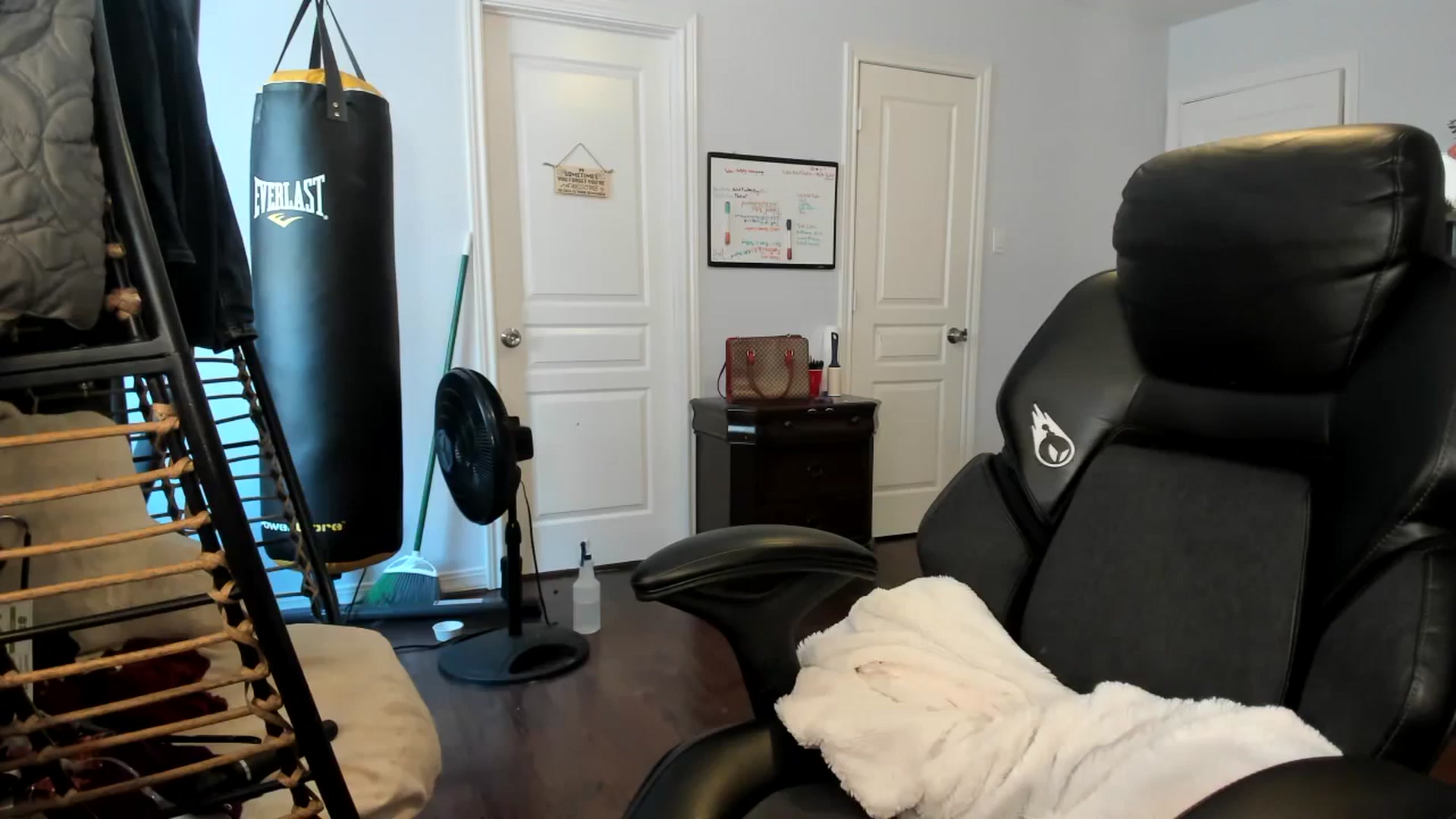 Gallery image thumbnail from Bunnydathug's myfreecams stream on, 11/22/2023, 18:31 image 12 of 20