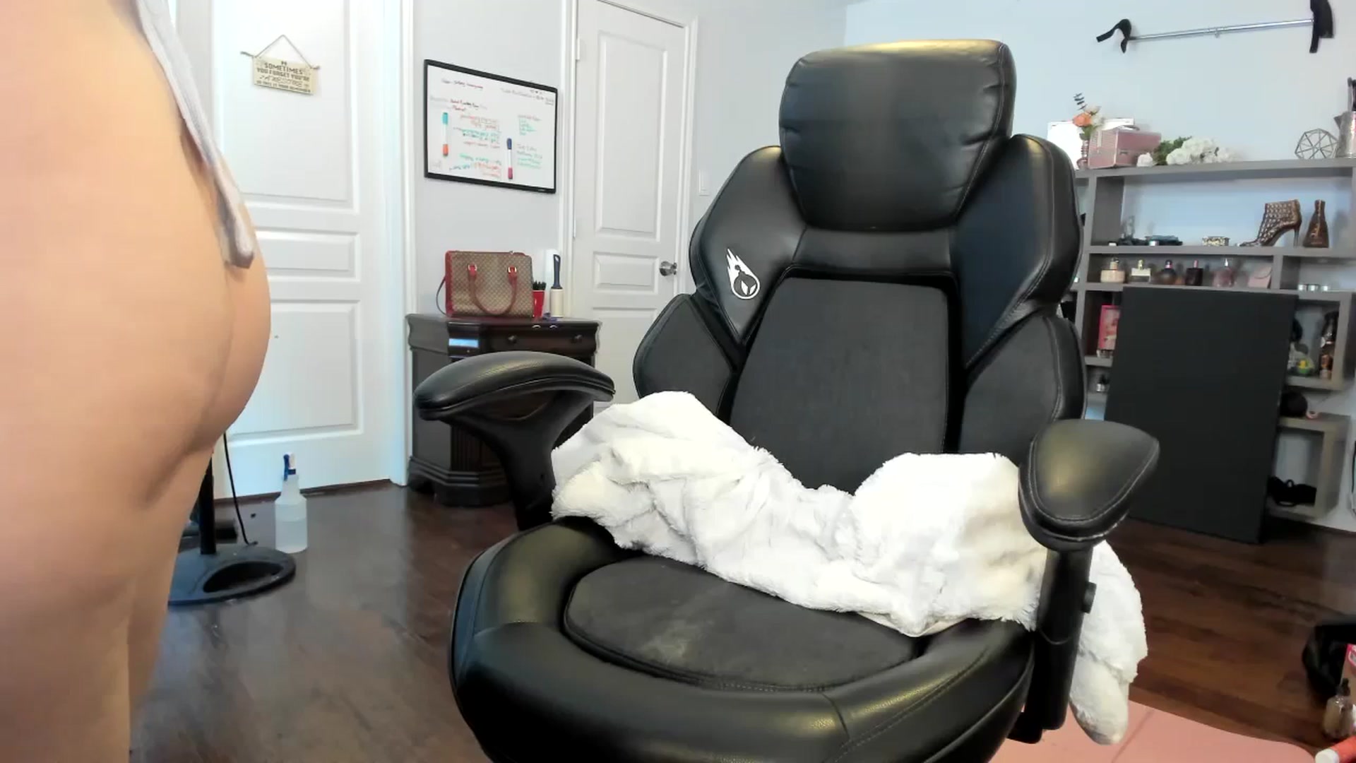 Gallery image thumbnail from Bunnydathug's myfreecams stream on, 11/22/2023, 18:31 image 5 of 20