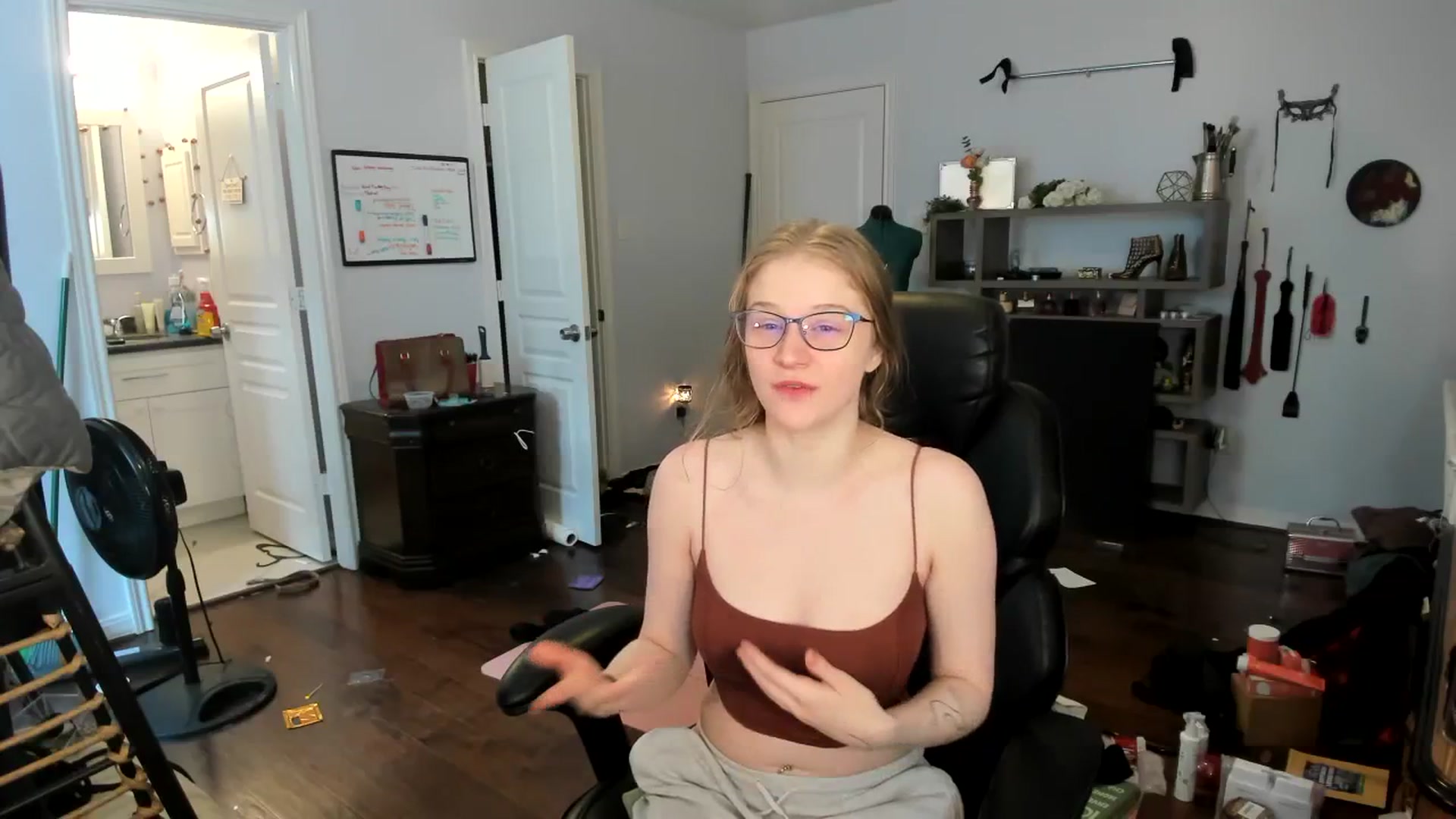 Gallery image thumbnail from Bunnydathug's myfreecams stream on, 11/28/2023, 16:42 image 8 of 20