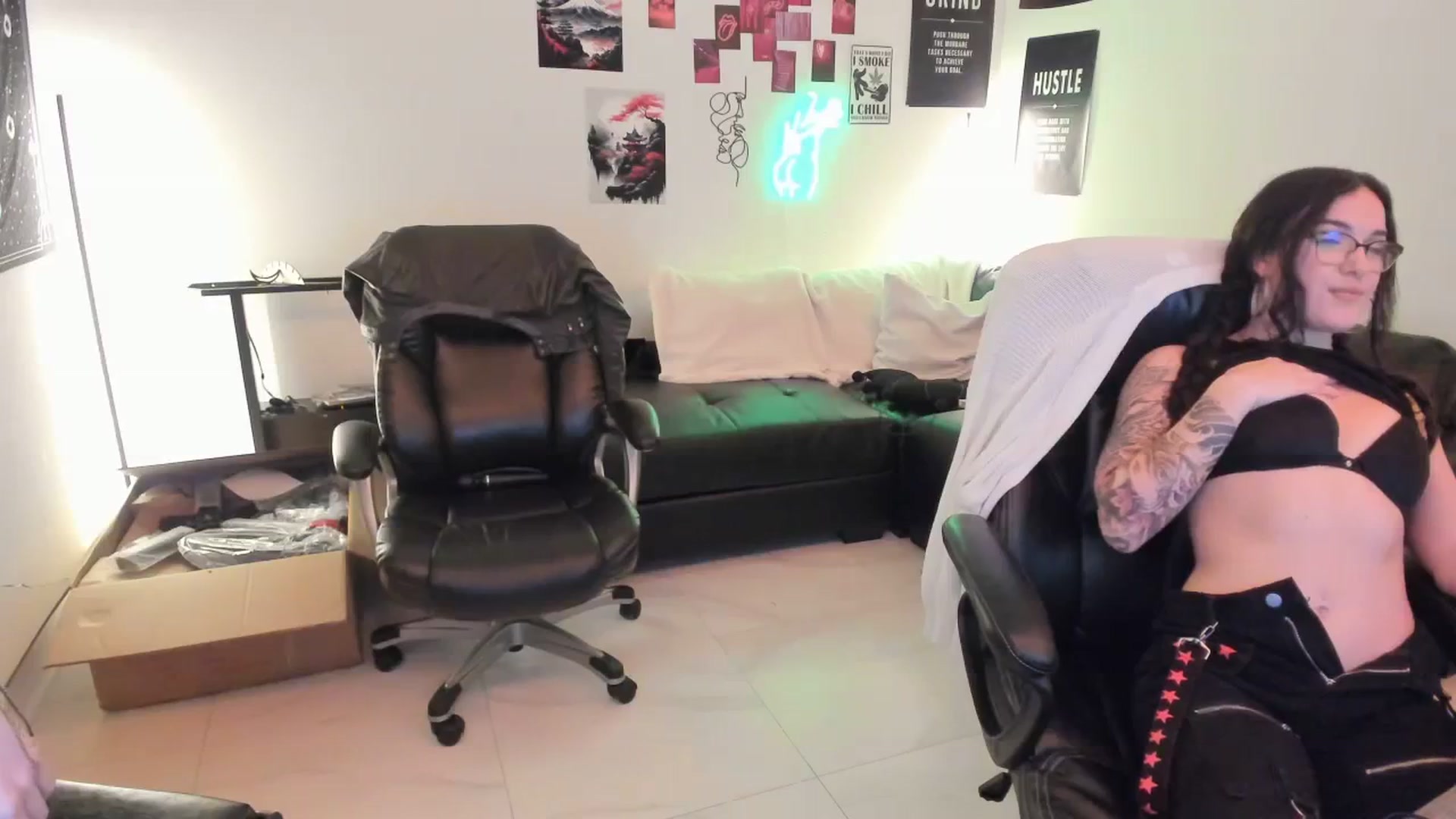 Gallery image thumbnail from Bunnydathug's myfreecams stream on, 01/03/2024, 18:16 image 3 of 20