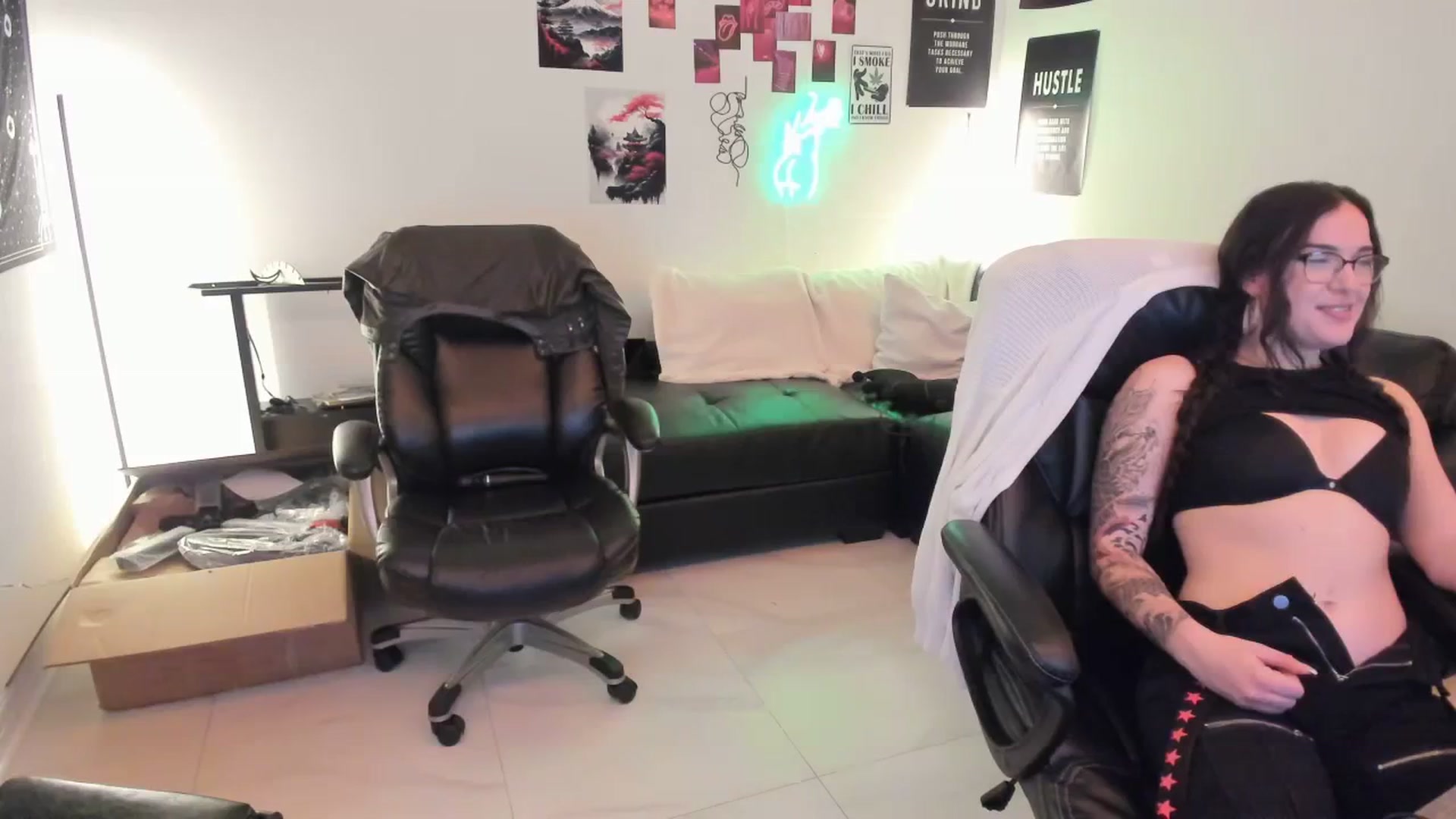 Gallery image thumbnail from Bunnydathug's myfreecams stream on, 01/03/2024, 18:16 image 8 of 20