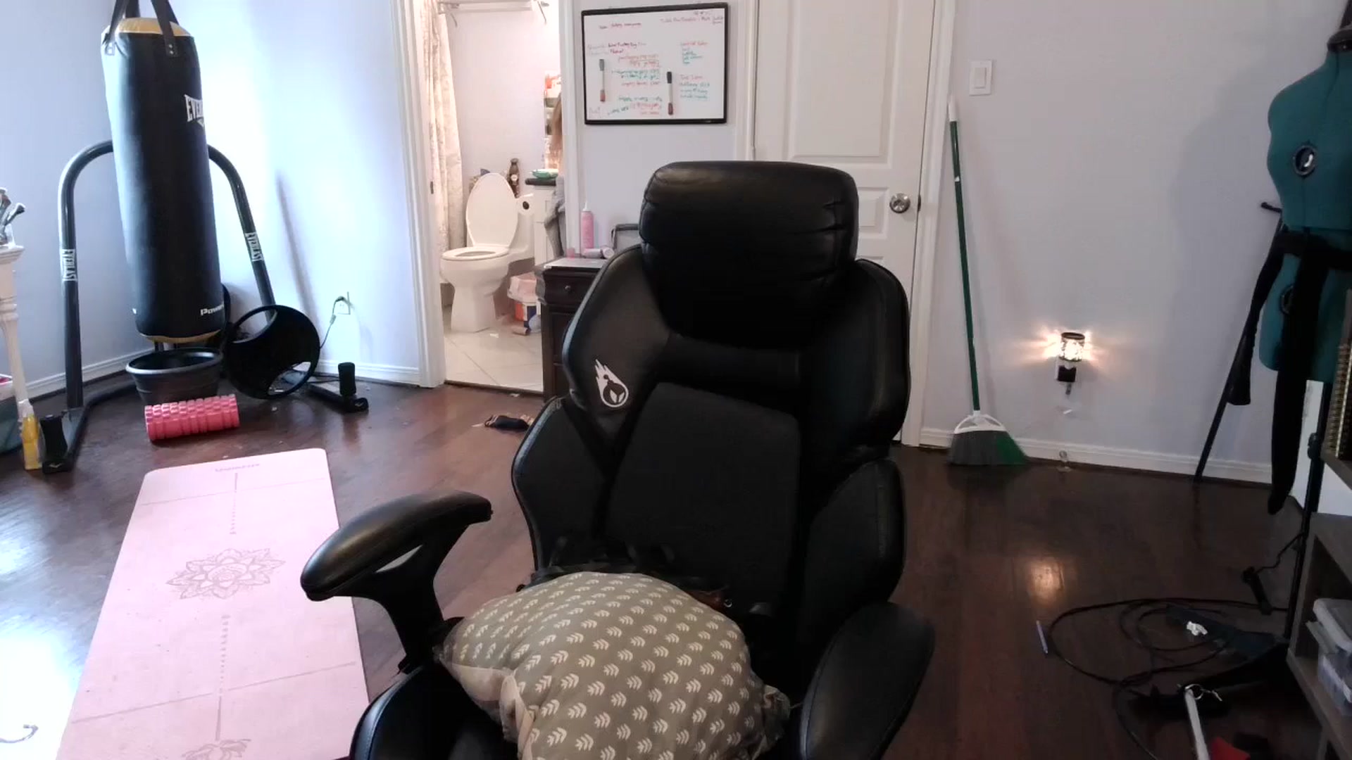 Gallery image thumbnail from Bunnydathug's myfreecams stream on, 01/18/2024, 18:22 image 19 of 20