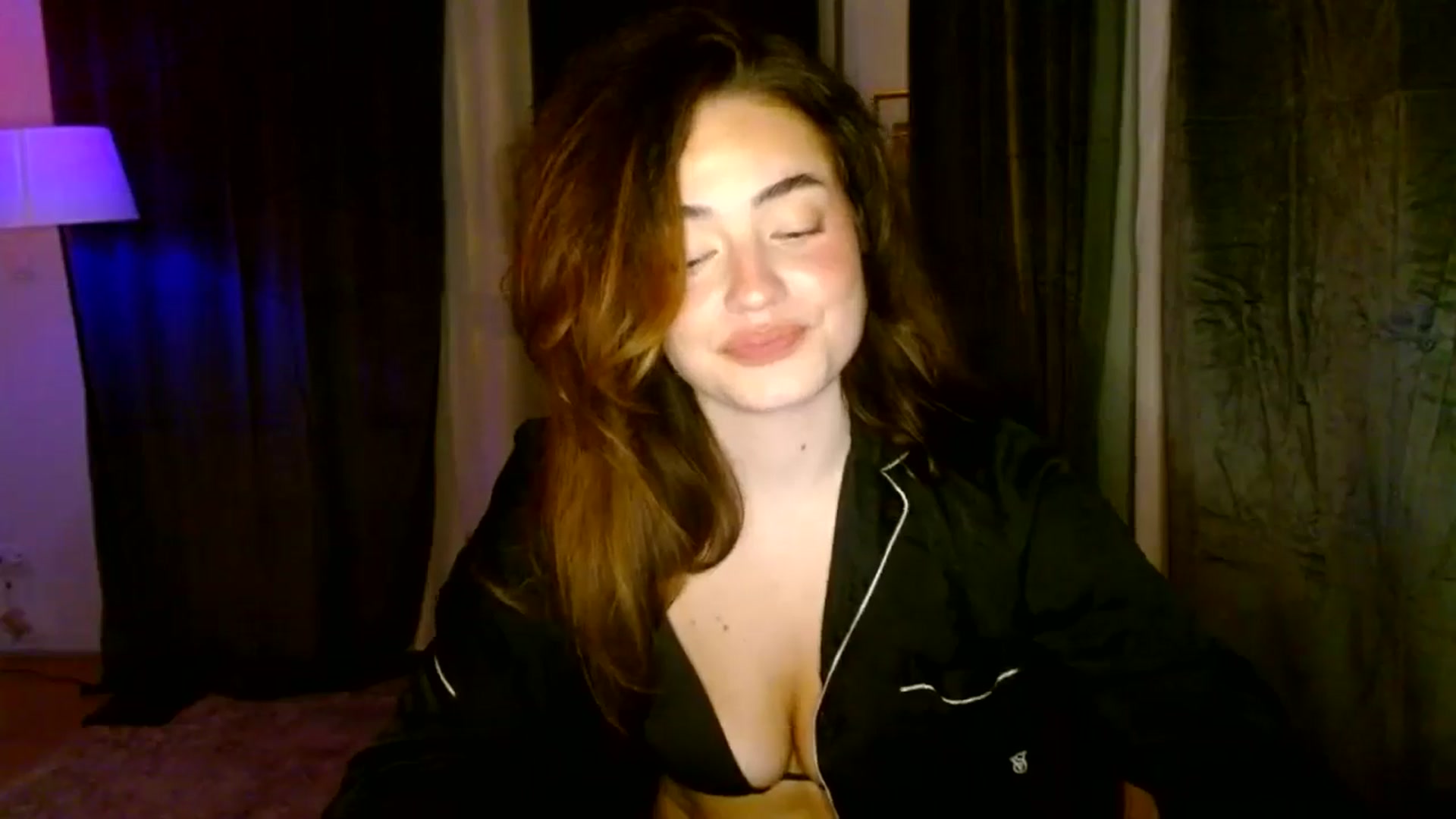 Gallery image thumbnail from Burlsquelena's myfreecams stream on, 08/07/2024, 22:33 image 11 of 20