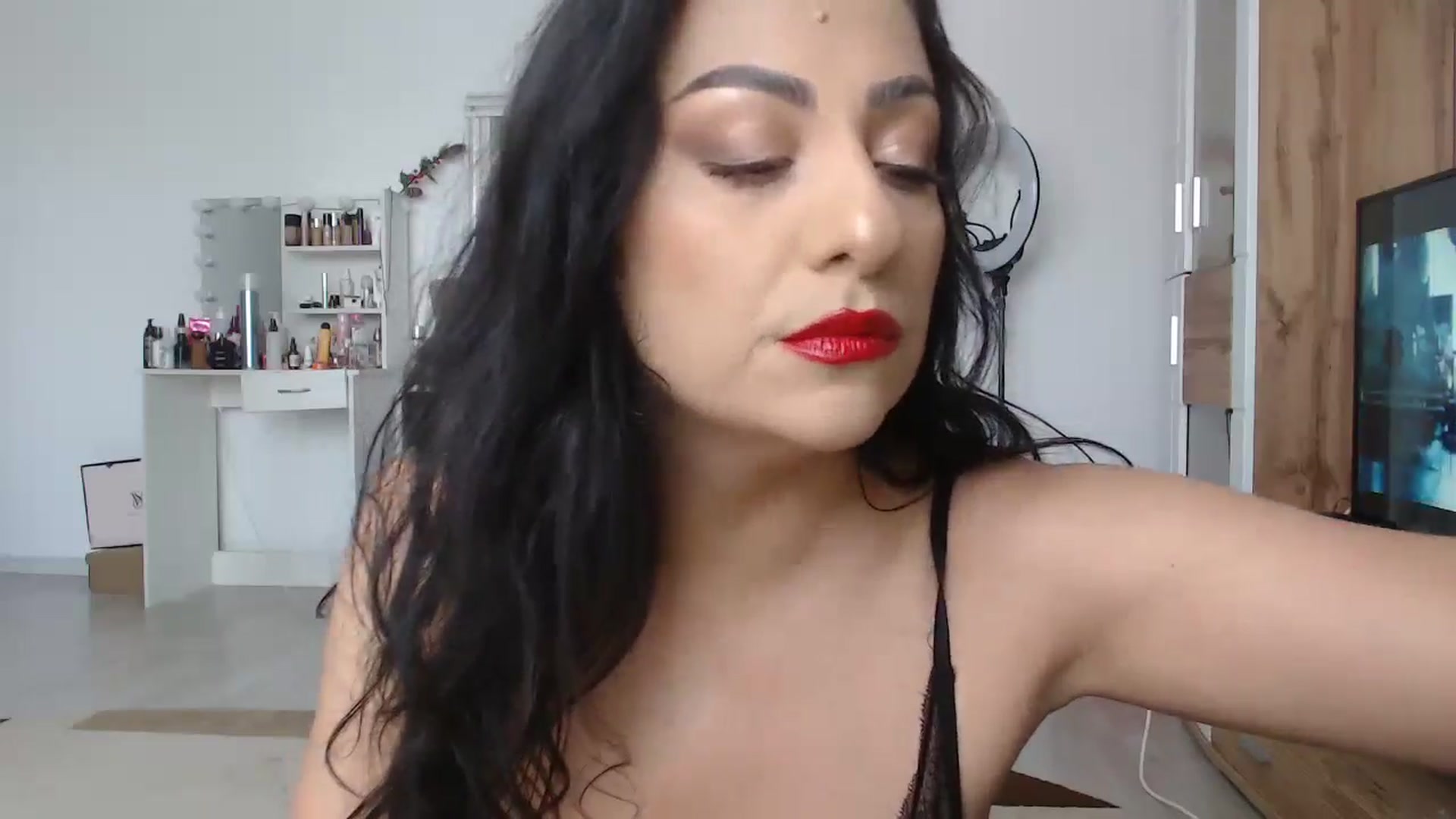 Gallery image thumbnail from BustyGeoBabyX's myfreecams stream on, 06/18/2024, 10:50 image 6 of 20