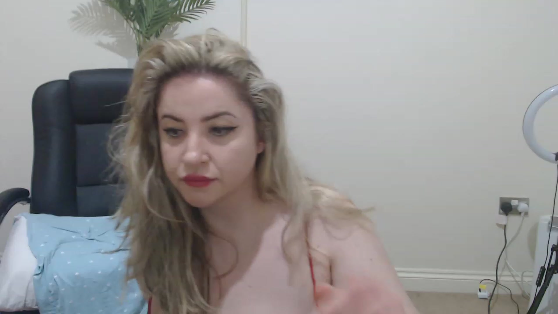 Gallery image thumbnail from BustyGirl00's myfreecams stream on, 04/15/2023, 21:27 image 3 of 20