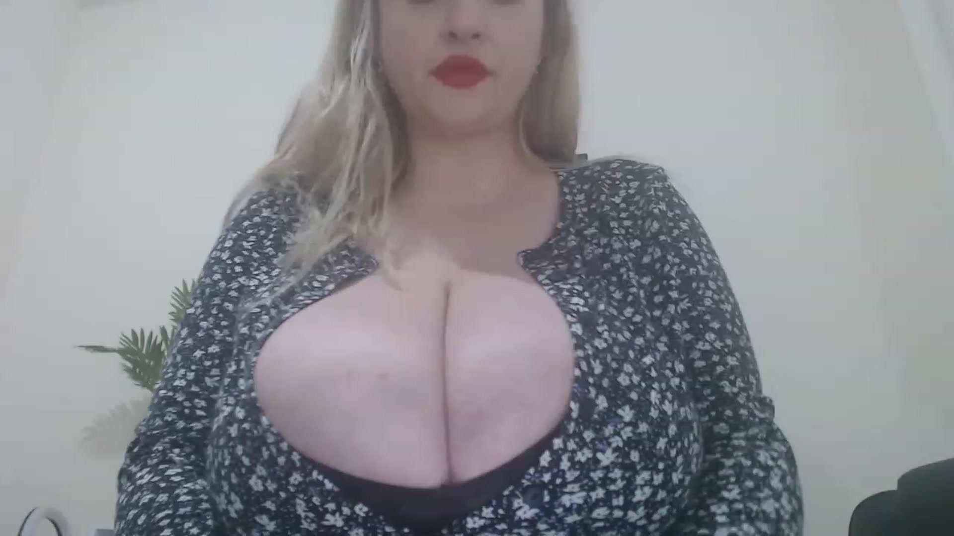 Gallery image thumbnail from BustyGirl00's myfreecams stream on, 05/05/2023, 22:10 image 2 of 20