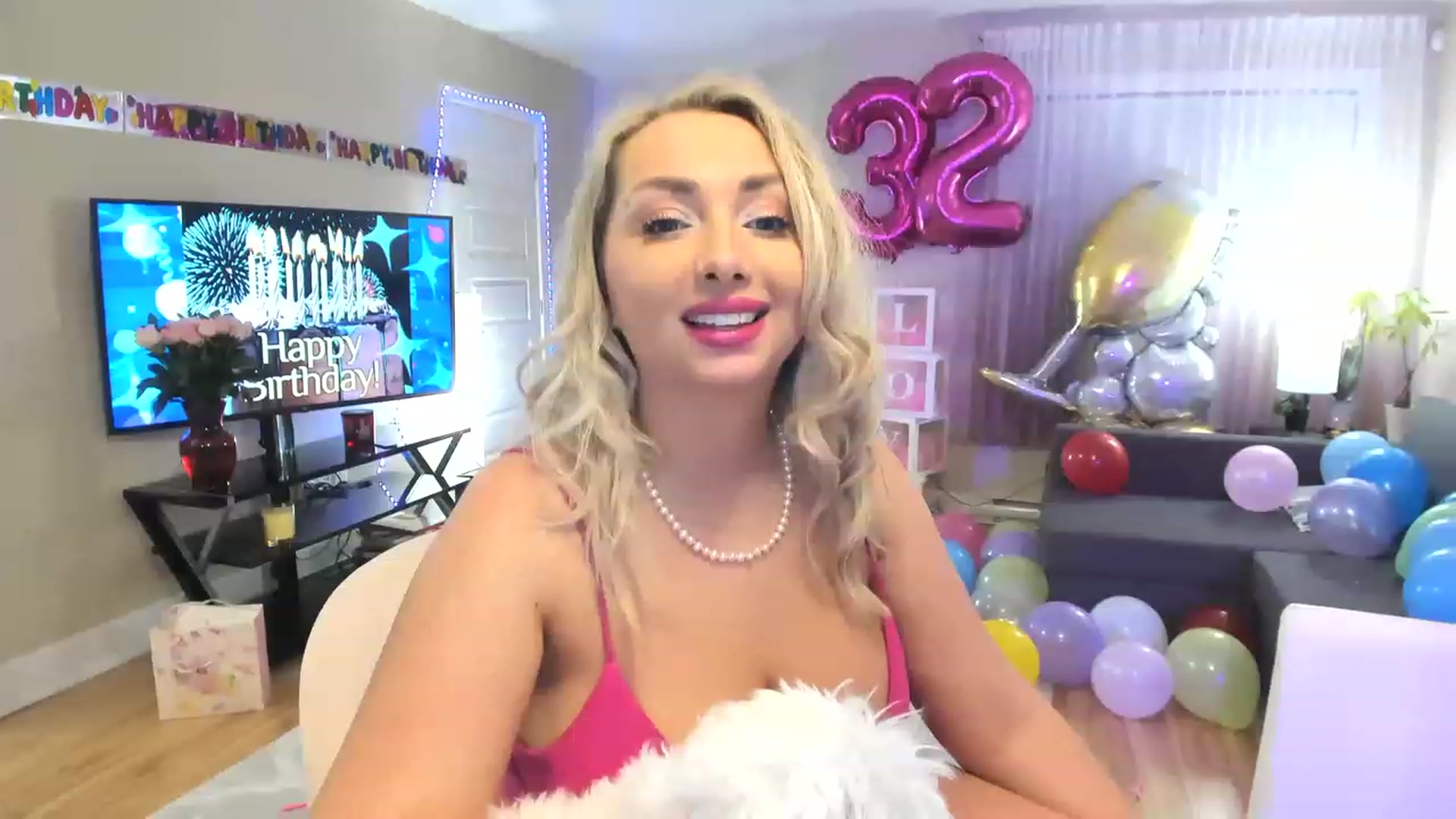 Gallery image thumbnail from BustyLeila's myfreecams stream on, 04/18/2023, 02:37 image 13 of 20