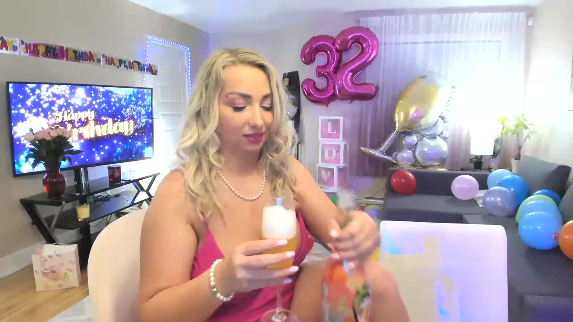 Gallery image thumbnail from BustyLeila's myfreecams stream on, 04/18/2023, 02:37 image 16 of 20