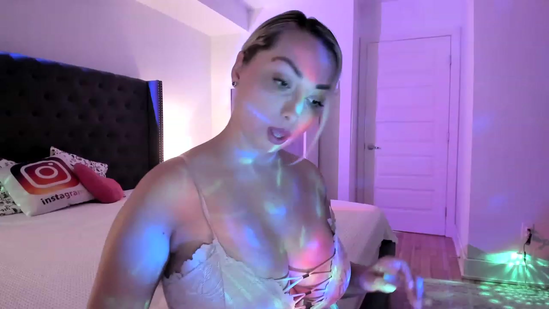 Gallery image thumbnail from BustyLeila's myfreecams stream on, 05/01/2023, 19:23 image 6 of 20