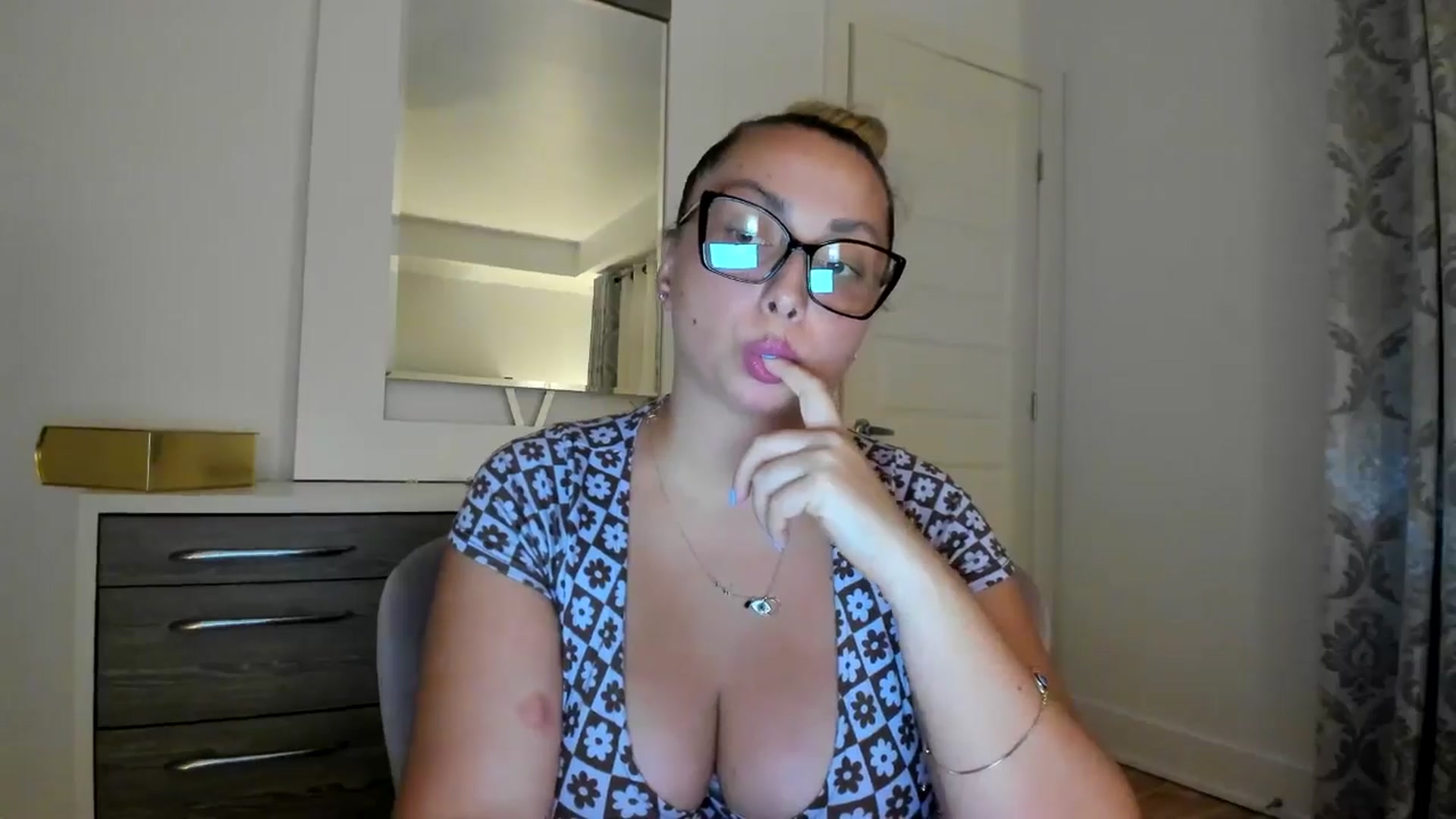 Gallery image thumbnail from BustyLeila's myfreecams stream on, 07/17/2024, 03:08 image 10 of 20