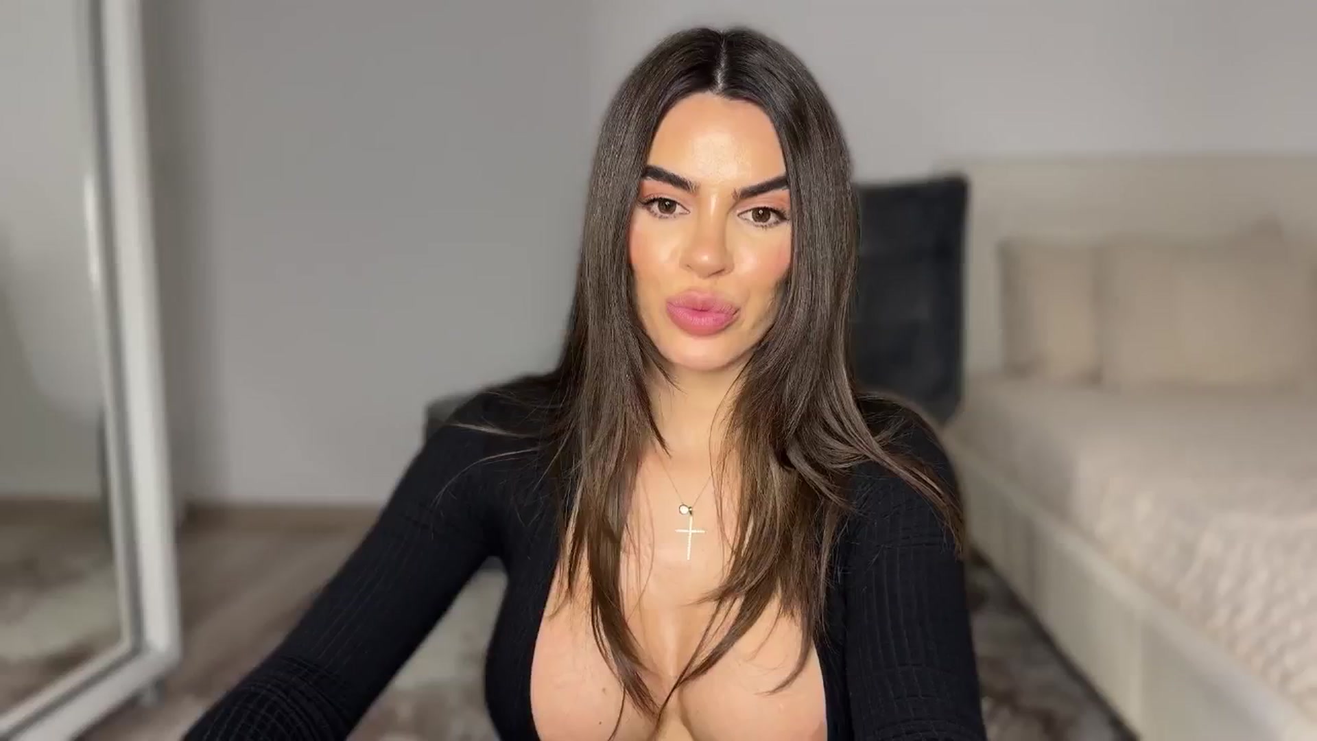 Gallery image thumbnail from BustyMiaaa's myfreecams stream on, 10/16/2024, 20:44 image 16 of 20