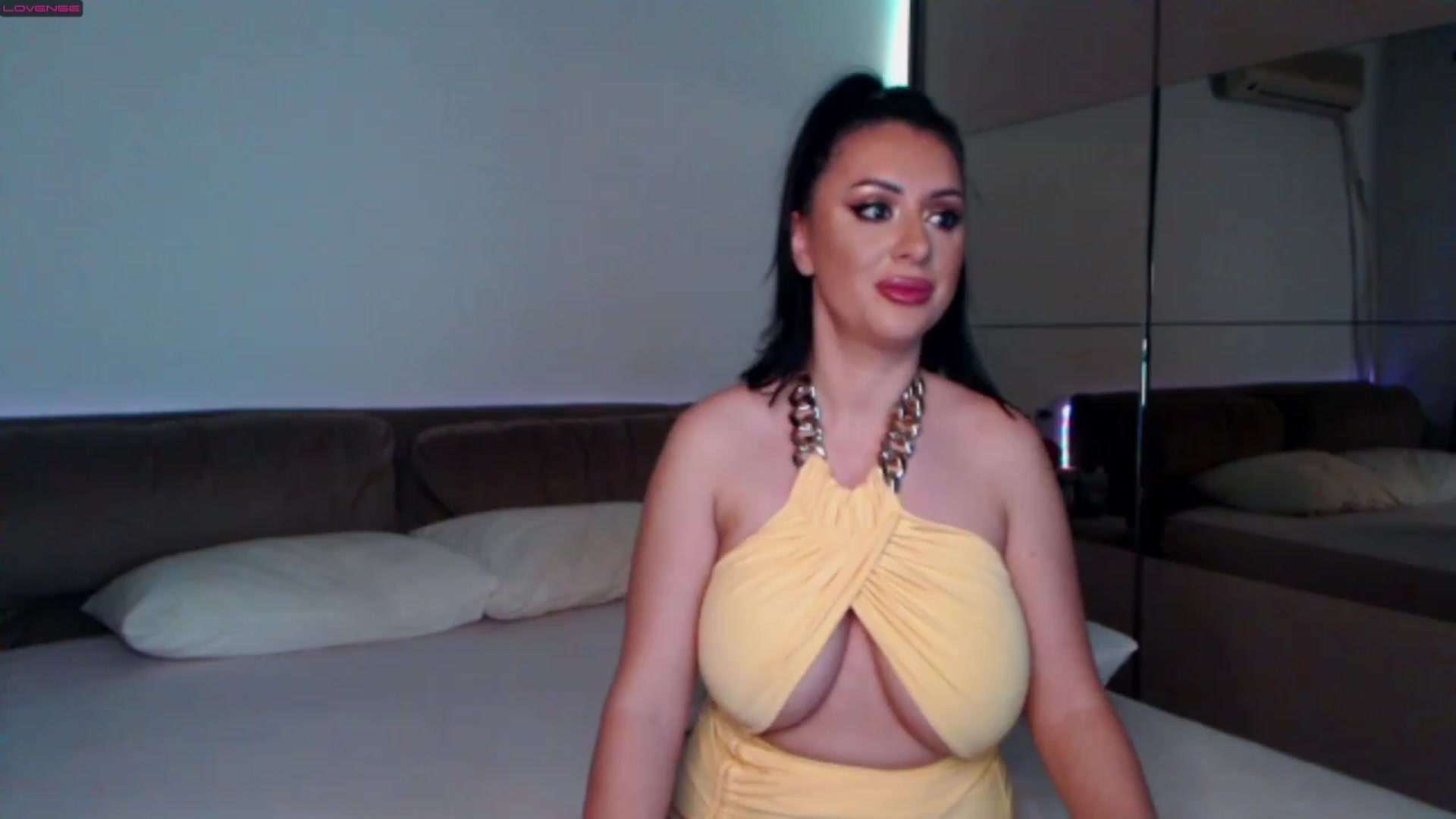 Gallery image thumbnail from Busty_Cristal's myfreecams stream on, 01/01/2023, 23:55 image 4 of 20