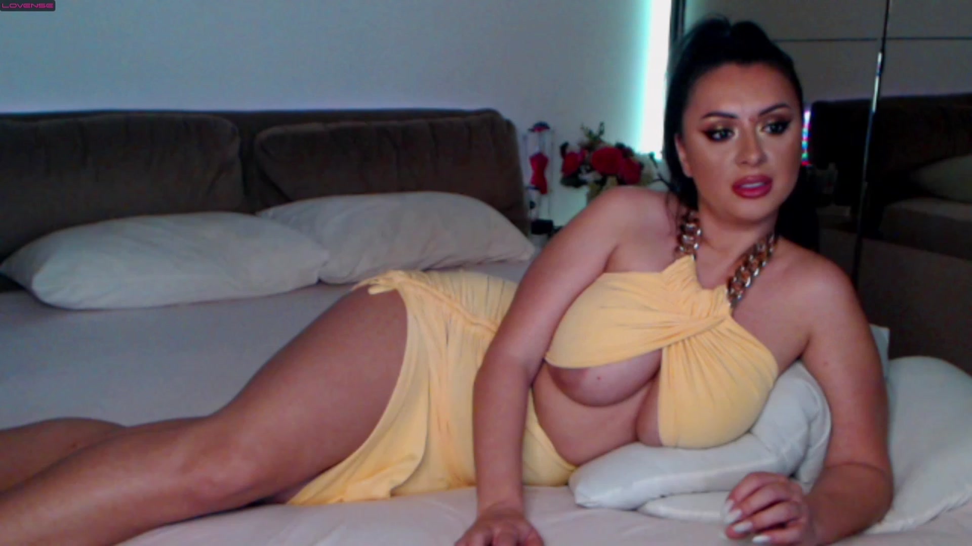 Gallery image thumbnail from Busty_Cristal's myfreecams stream on, 01/01/2023, 23:55 image 13 of 20