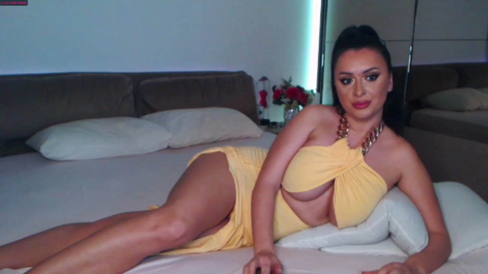 Gallery image thumbnail from Busty_Cristal's myfreecams stream on, 01/02/2023, 04:35 image 12 of 20