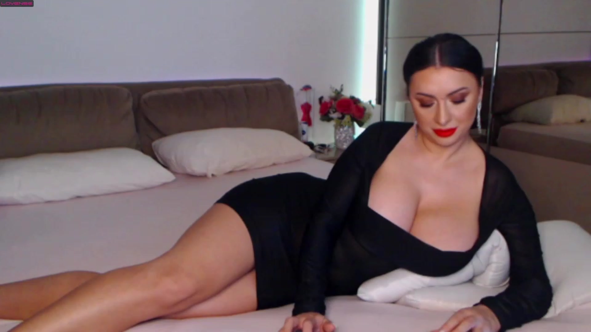 Gallery image thumbnail from Busty_Cristal's myfreecams stream on, 01/02/2023, 23:06 image 11 of 20