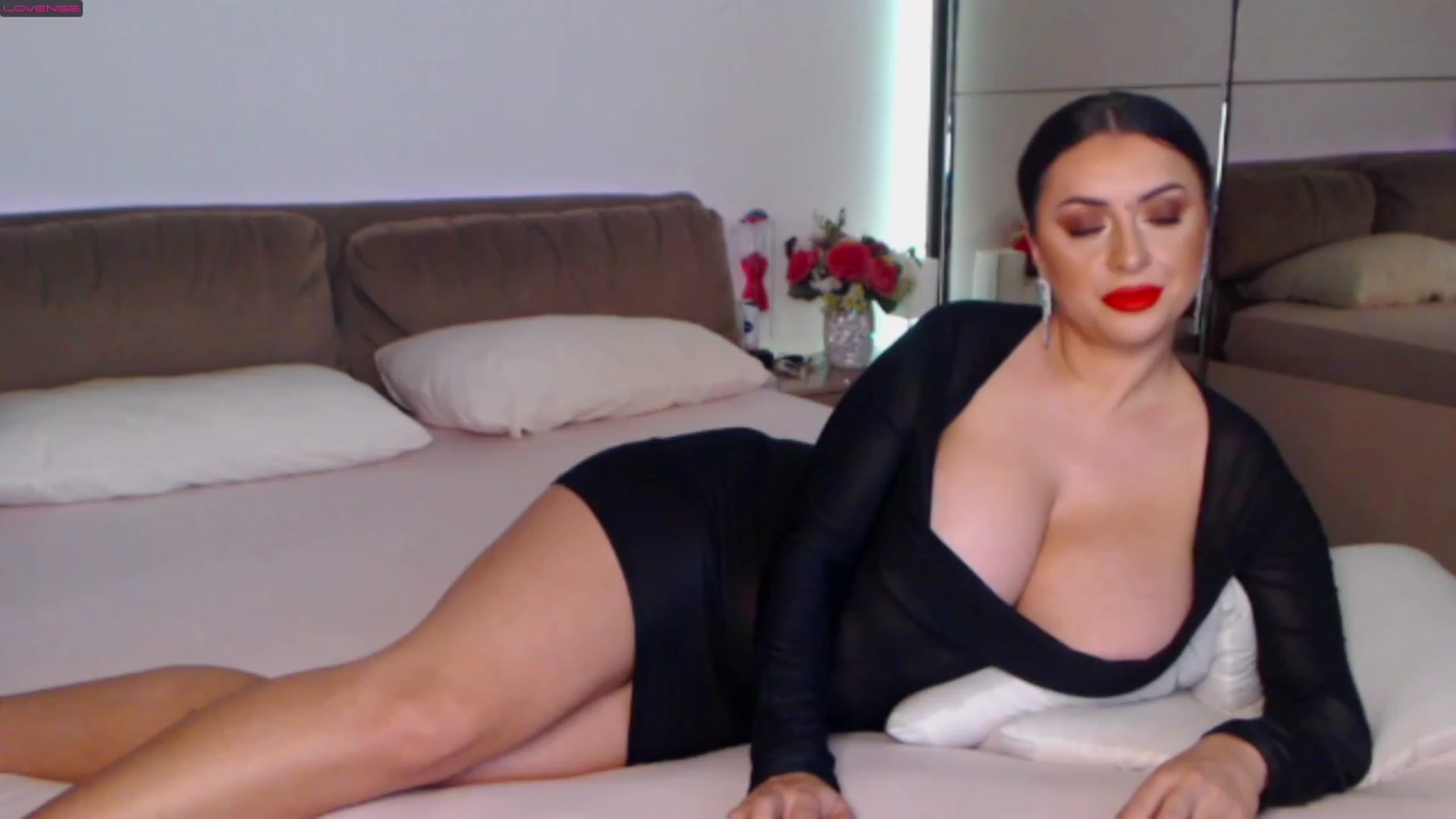 Gallery image thumbnail from Busty_Cristal's myfreecams stream on, 01/02/2023, 23:06 image 16 of 20