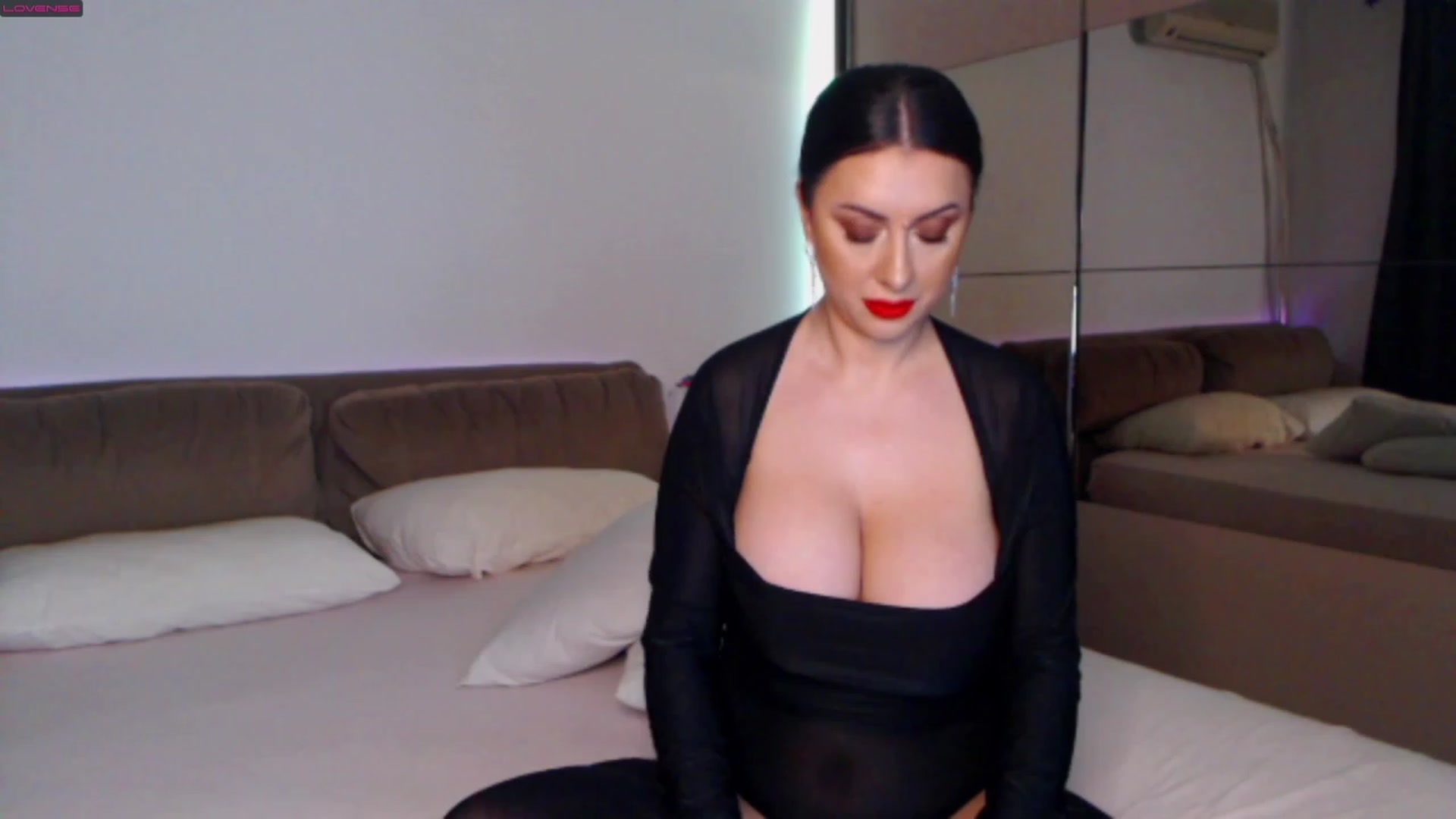 Gallery image thumbnail from Busty_Cristal's myfreecams stream on, 01/03/2023, 24:38 image 11 of 20