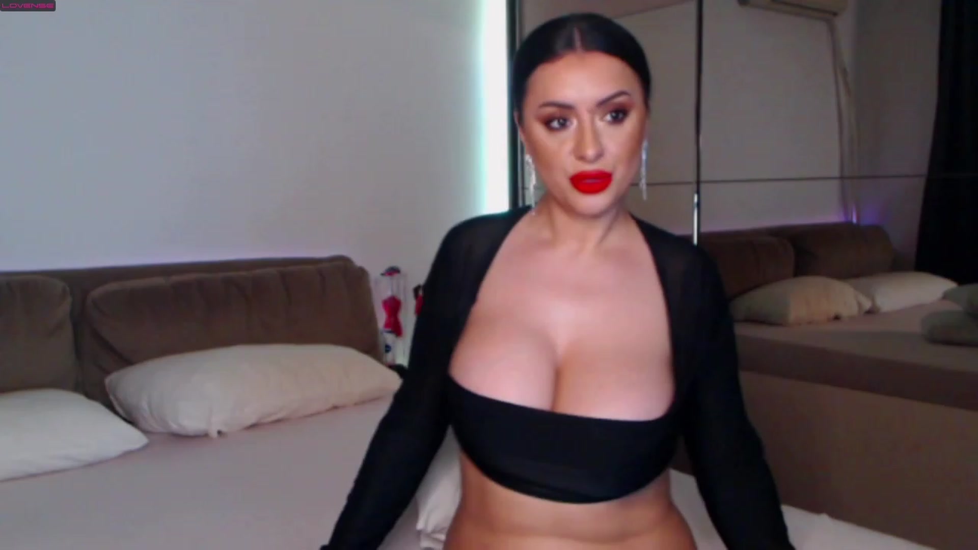 Gallery image thumbnail from Busty_Cristal's myfreecams stream on, 01/03/2023, 04:57 image 16 of 20