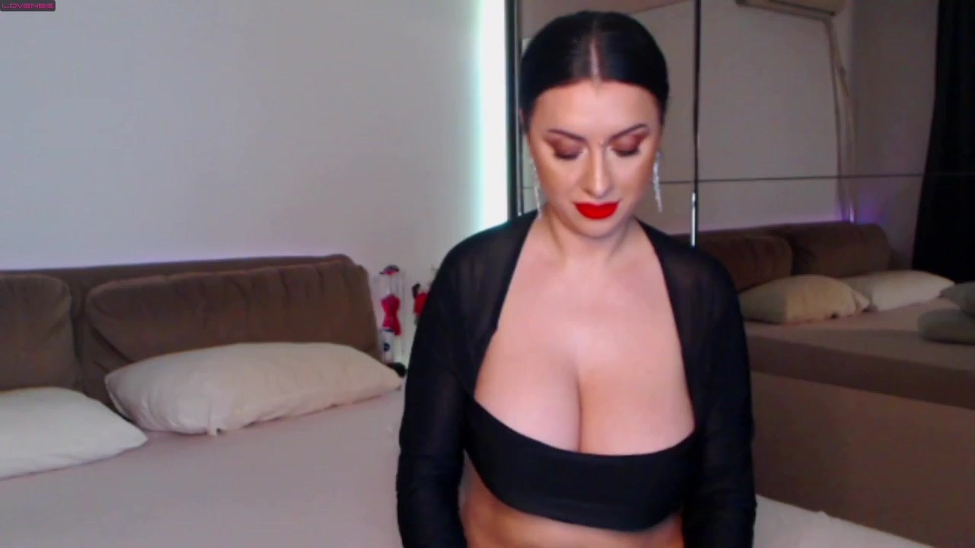 Gallery image thumbnail from Busty_Cristal's myfreecams stream on, 01/03/2023, 04:57 image 12 of 20
