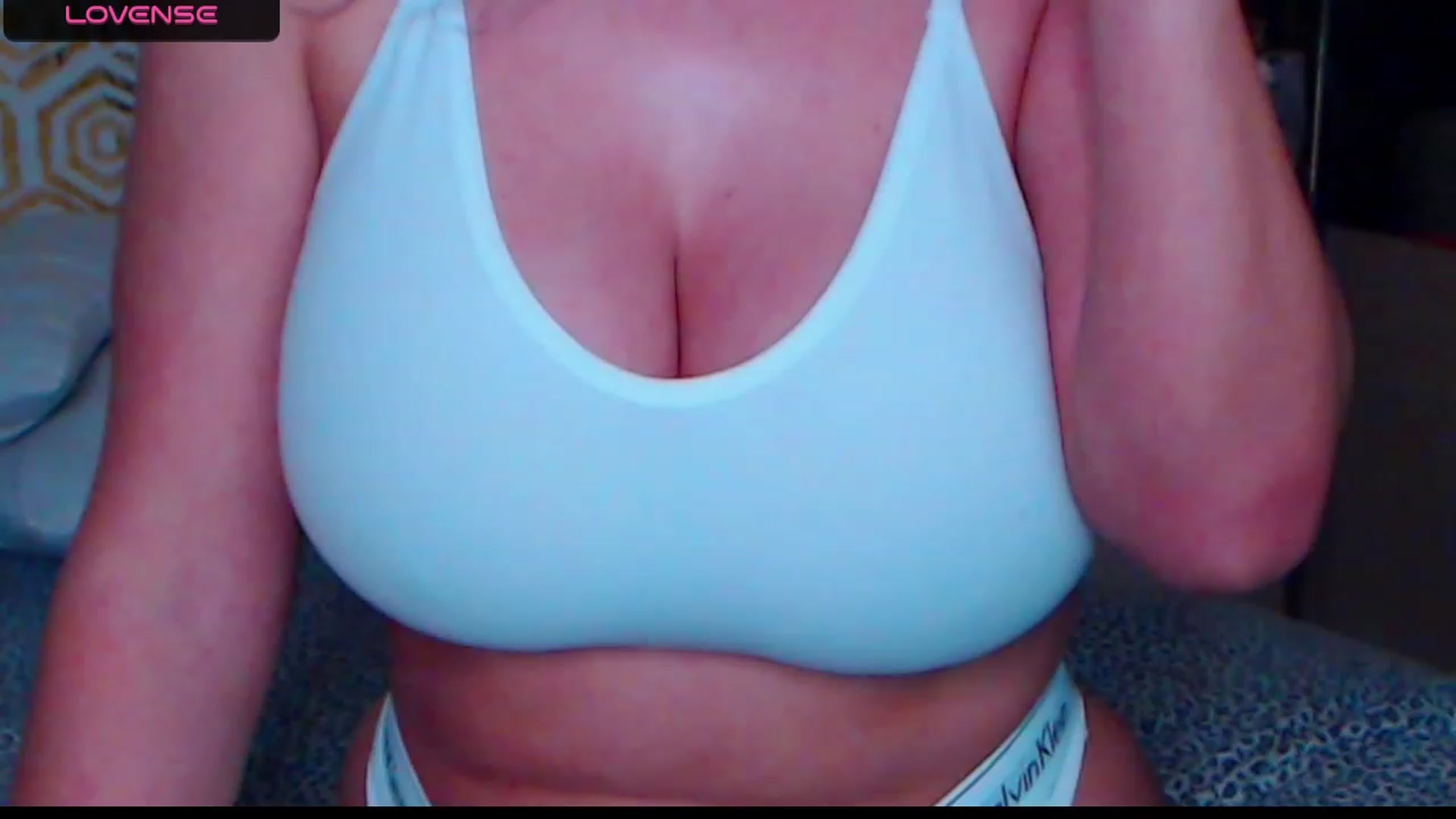 Gallery image thumbnail from Busty_Cristal's myfreecams stream on, 01/11/2024, 13:08 image 16 of 20