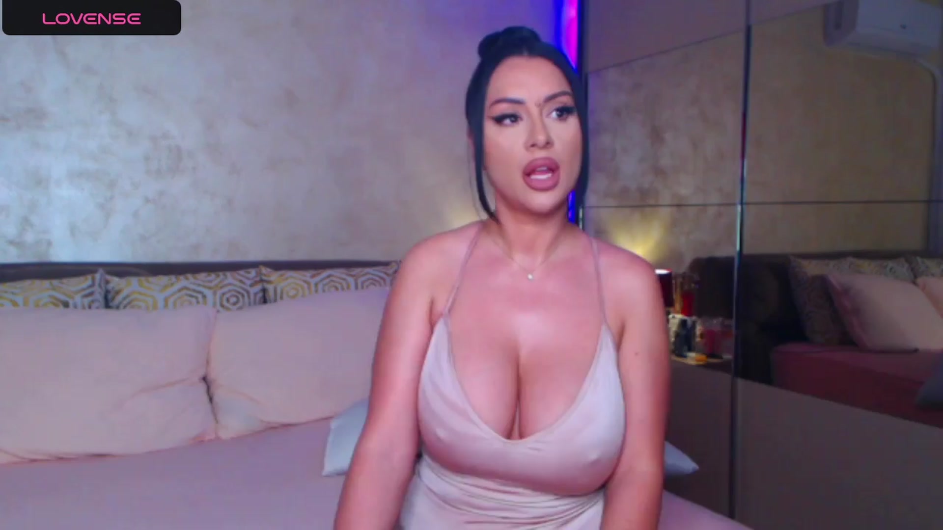 Gallery image thumbnail from Busty_Cristal's myfreecams stream on, 03/27/2024, 19:10 image 15 of 20