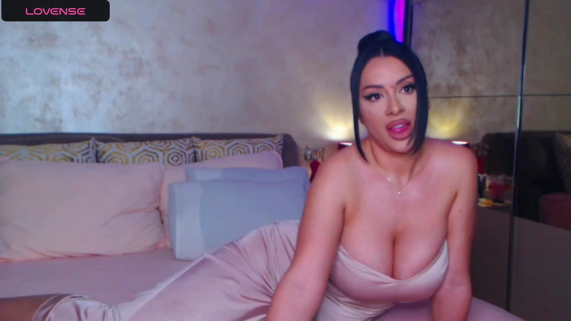 Gallery image thumbnail from Busty_Cristal's myfreecams stream on, 03/27/2024, 19:10 image 20 of 20