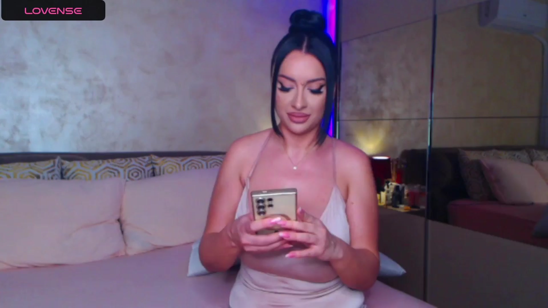 Gallery image thumbnail from Busty_Cristal's myfreecams stream on, 03/27/2024, 19:10 image 17 of 20