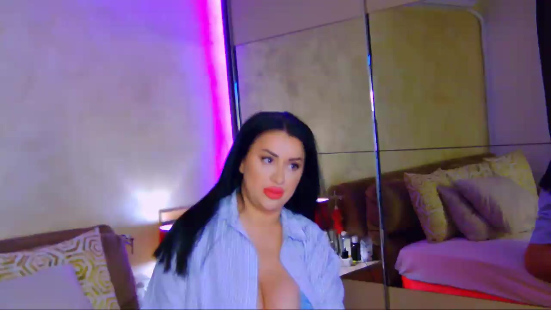 Gallery image thumbnail from Busty_Cristal's myfreecams stream on, 05/19/2026, 17:03 image 4 of 20
