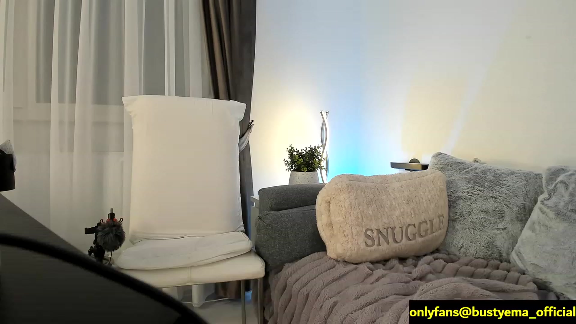 Gallery image thumbnail from Busty_Ema's myfreecams stream on, 02/15/2024, 20:39 image 16 of 20