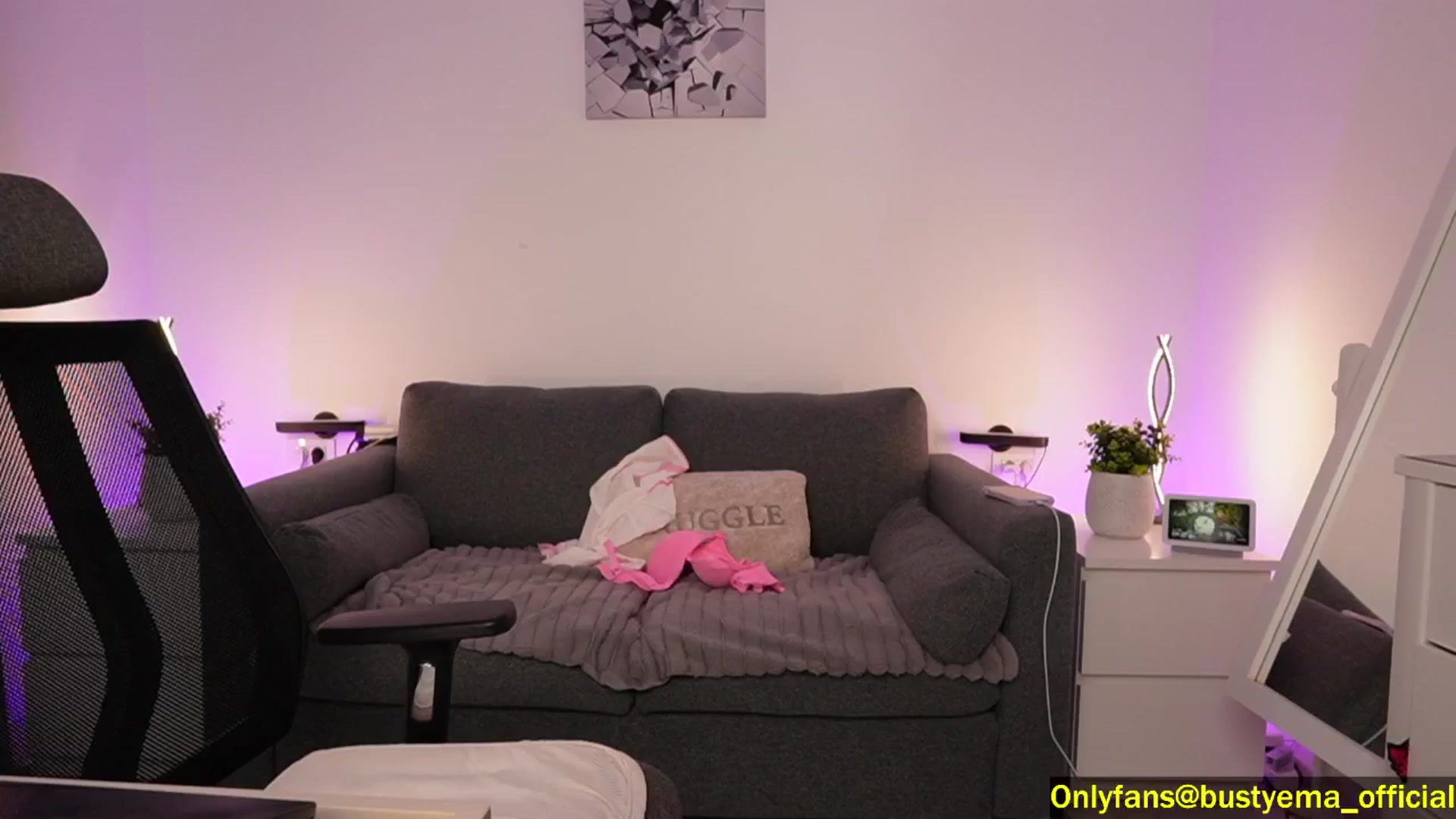 Gallery image thumbnail from Busty_Ema's myfreecams stream on, 09/14/2024, 06:44 image 16 of 20