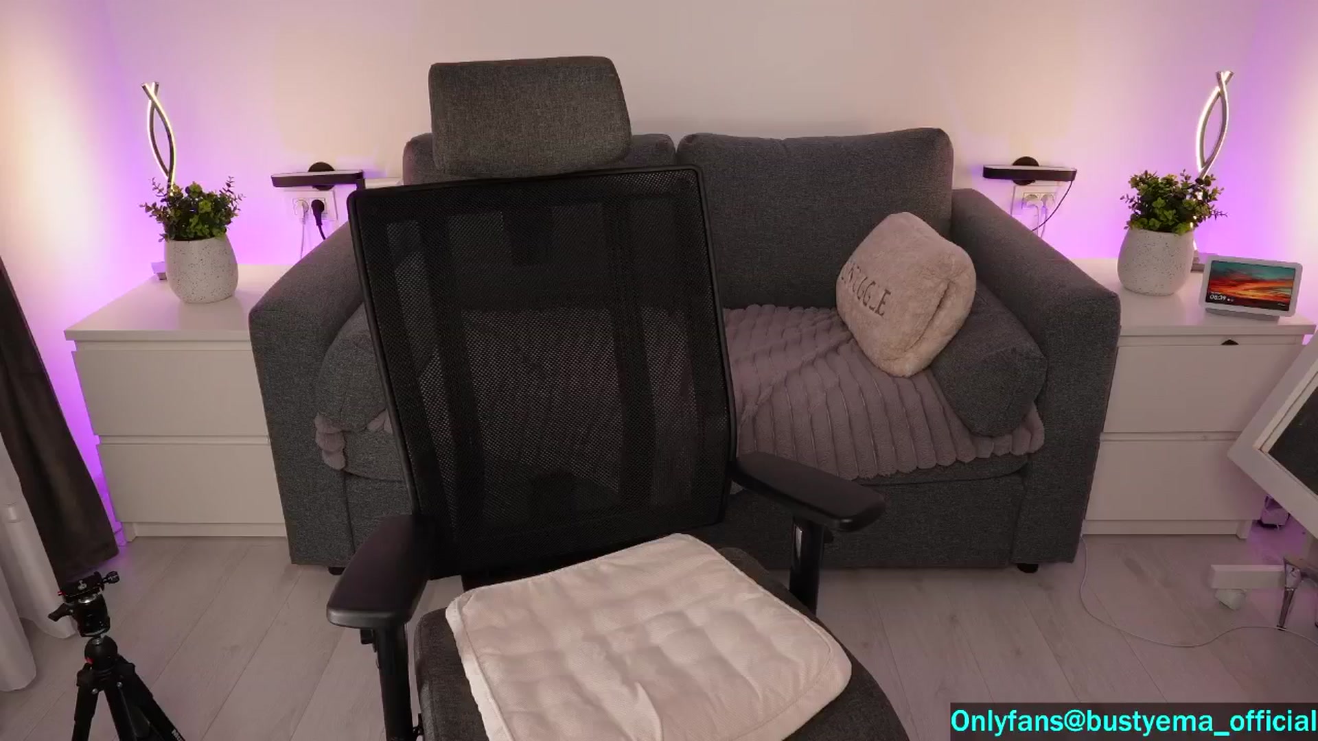 Gallery image thumbnail from Busty_Ema's myfreecams stream on, 09/21/2024, 05:44 image 16 of 20