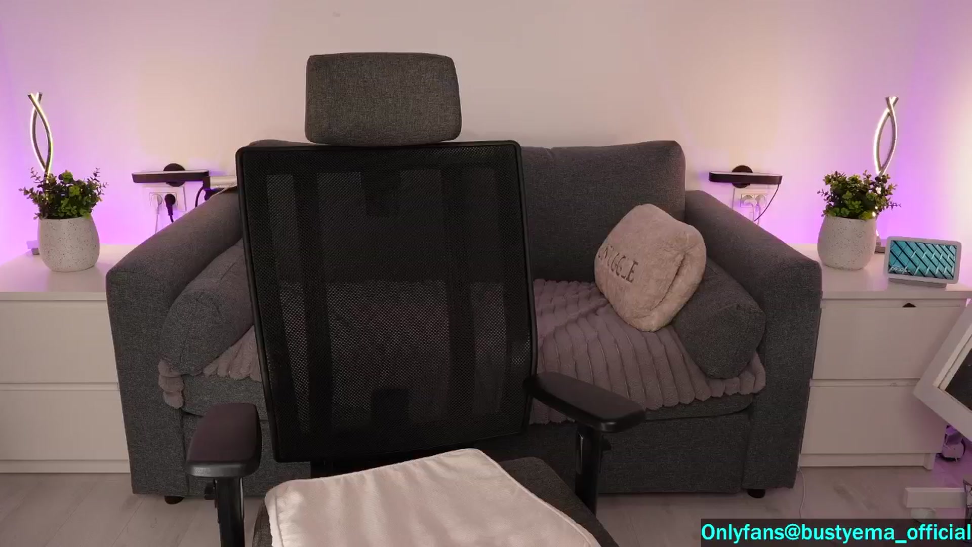 Gallery image thumbnail from Busty_Ema's myfreecams stream on, 09/21/2024, 06:45 image 14 of 20