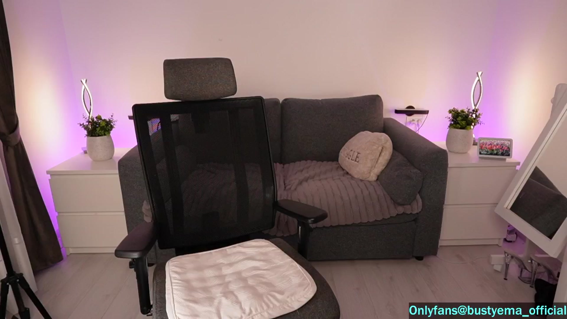 Gallery image thumbnail from Busty_Ema's myfreecams stream on, 09/29/2024, 06:05 image 12 of 20