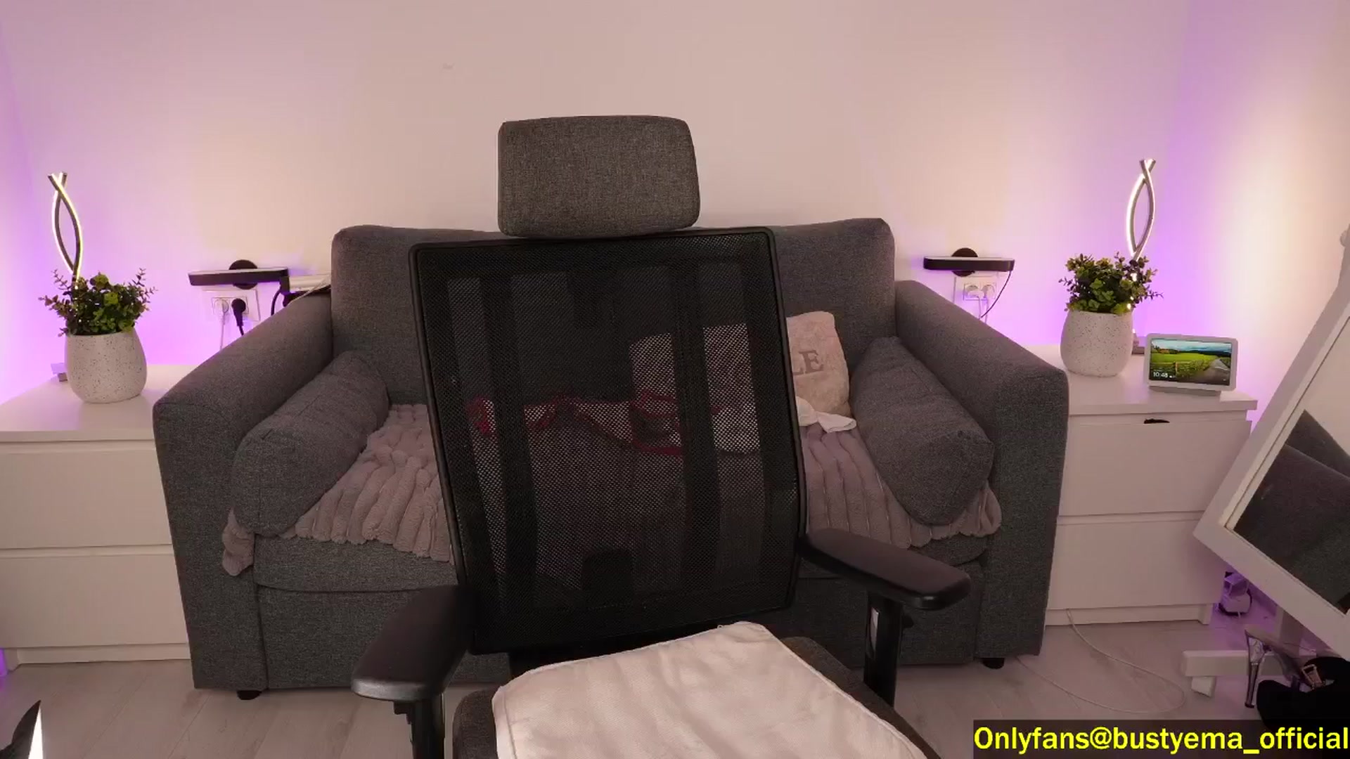 Gallery image thumbnail from Busty_Ema's myfreecams stream on, 10/11/2024, 08:39 image 2 of 20