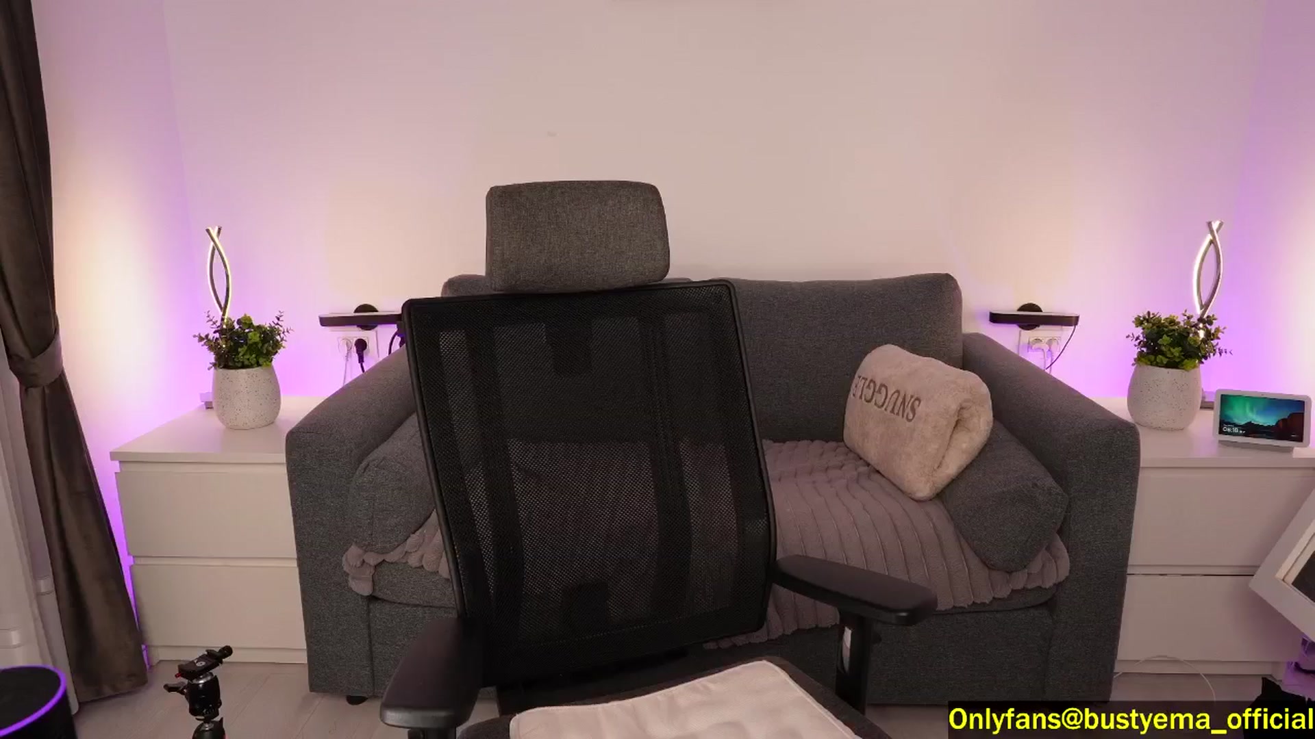 Gallery image thumbnail from Busty_Ema's myfreecams stream on, 10/20/2024, 05:38 image 1 of 20