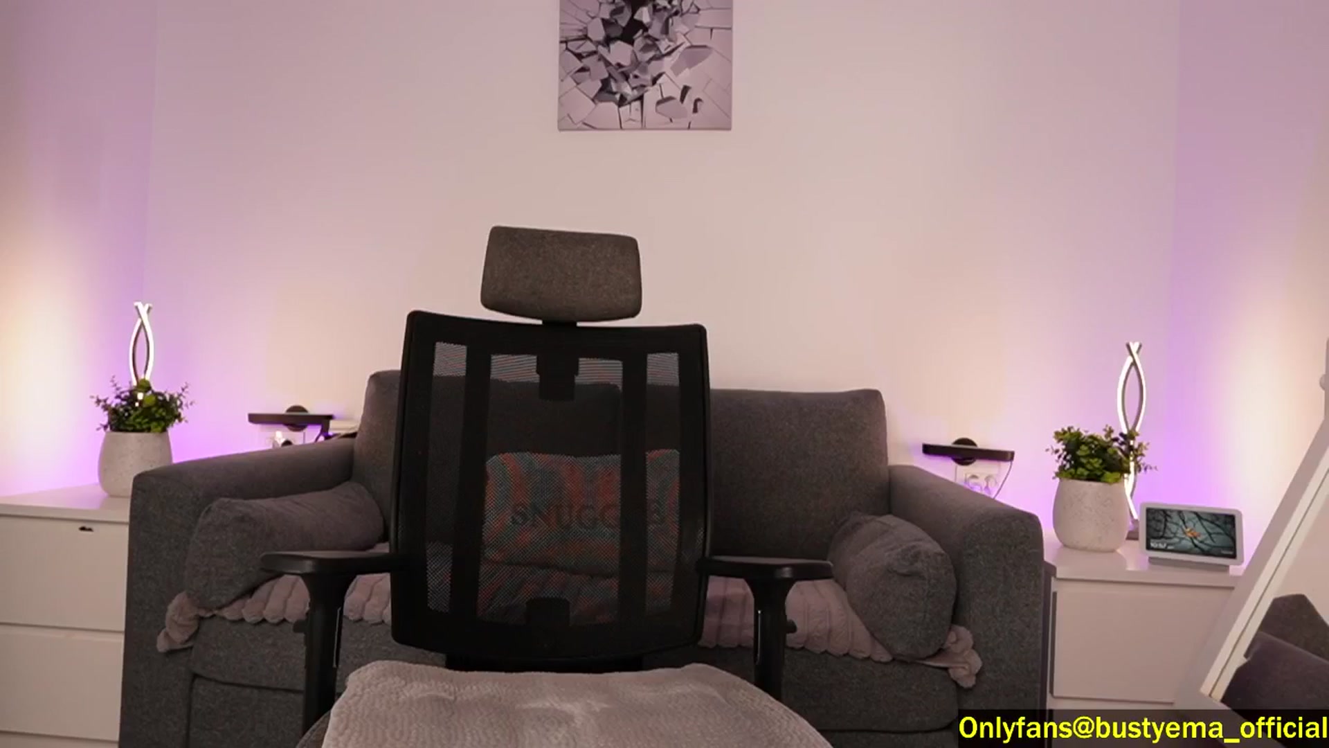 Gallery image thumbnail from Busty_Ema's myfreecams stream on, 10/26/2024, 08:15 image 15 of 20