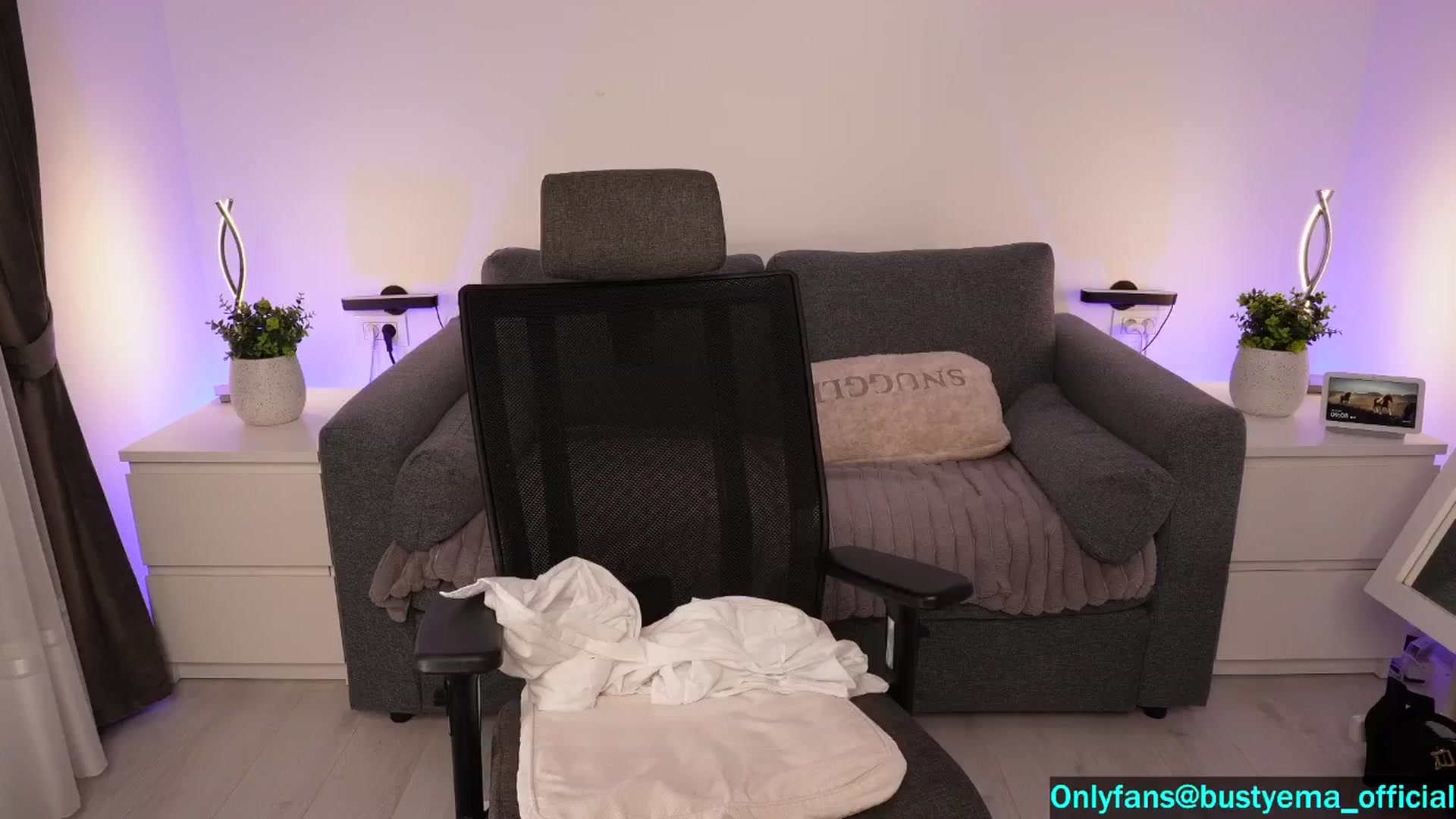 Gallery image thumbnail from Busty_Ema's myfreecams stream on, 11/16/2024, 07:20 image 13 of 20