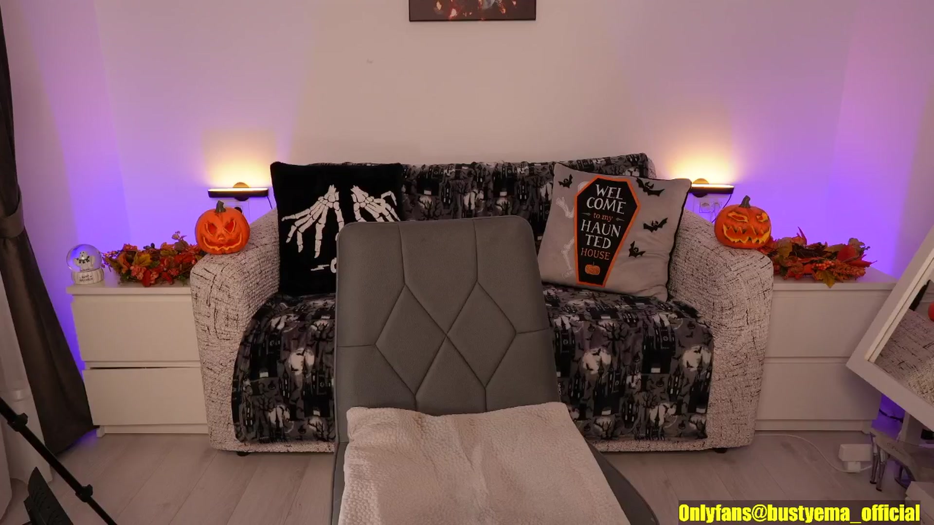 Gallery image thumbnail from Busty_Ema's myfreecams stream on, 10/12/2025, 06:57 image 8 of 20