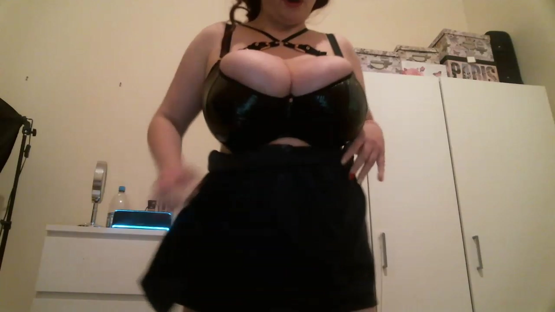 Gallery image thumbnail from Busty_Girl00's myfreecams stream on, 01/06/2023, 12:52 image 15 of 20