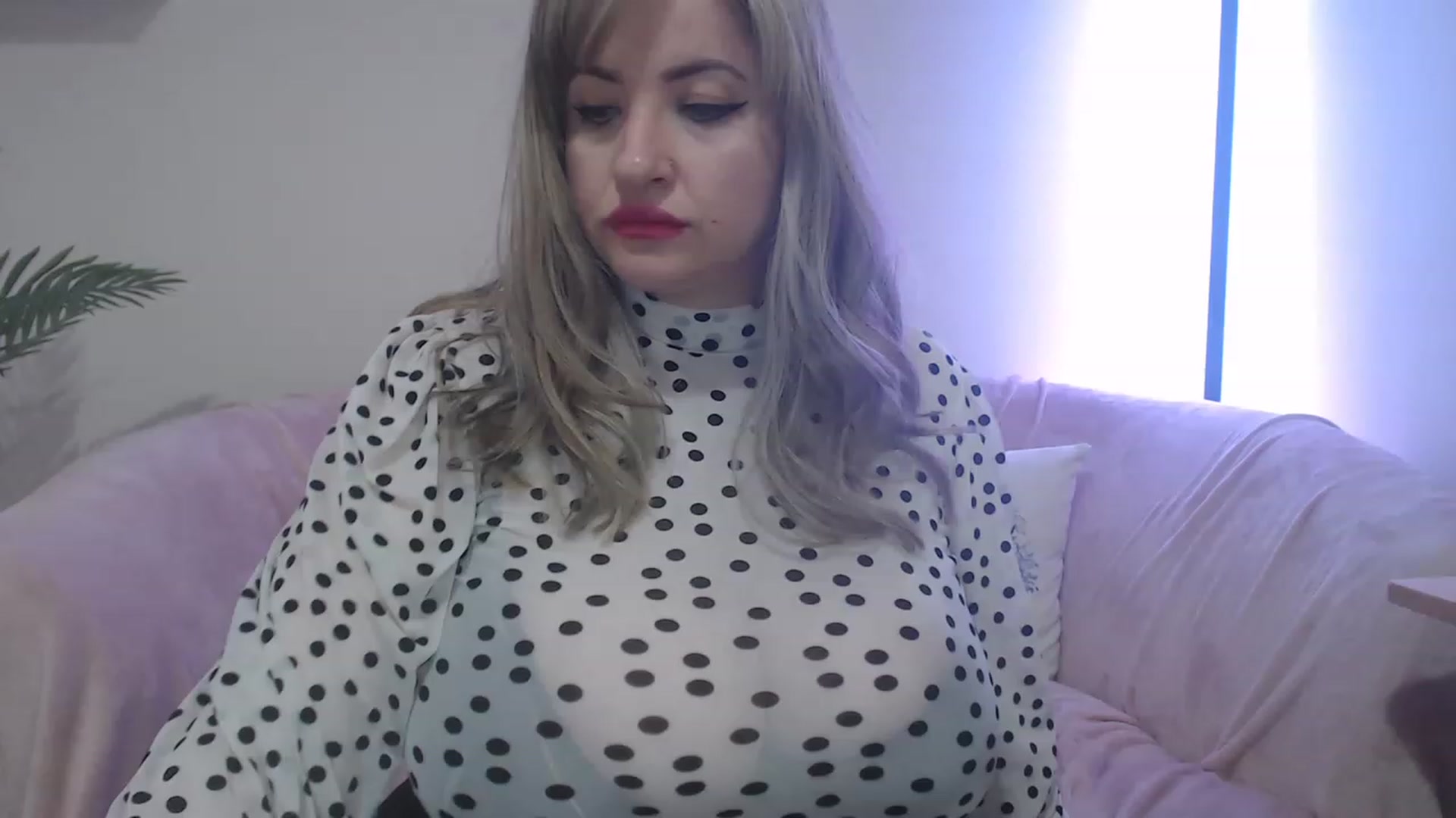 Gallery image thumbnail from Busty_Girl00's myfreecams stream on, 04/01/2023, 21:28 image 17 of 20