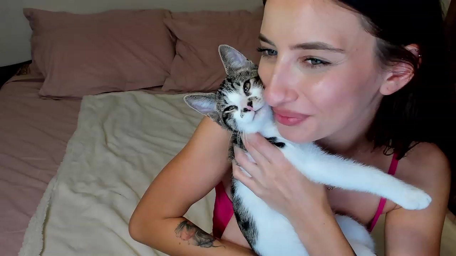 Gallery image thumbnail from Bustykatia's myfreecams stream on, 08/16/2023, 20:24 image 15 of 20